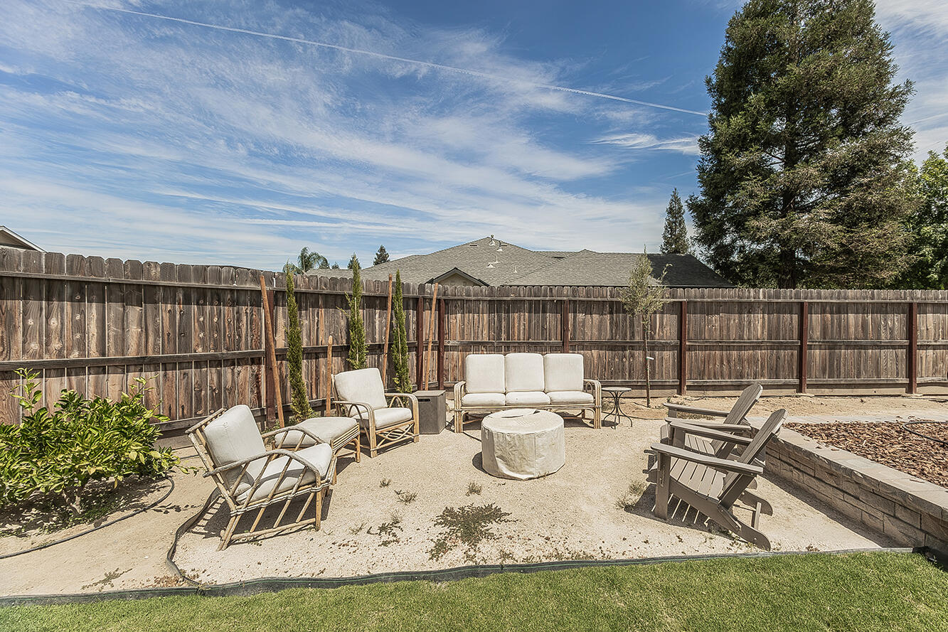 2193 E Kamm Ave, Kingsburg, CA 93631