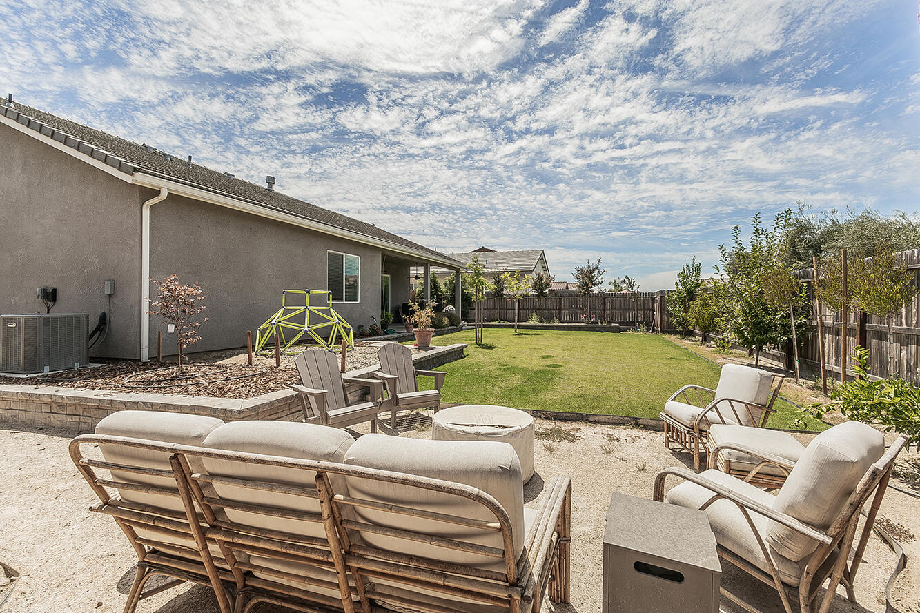 2193 E Kamm Ave, Kingsburg, CA 93631