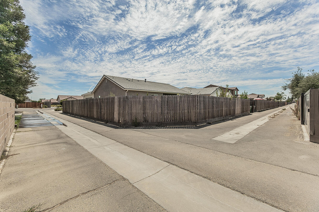 2193 E Kamm Ave, Kingsburg, CA 93631
