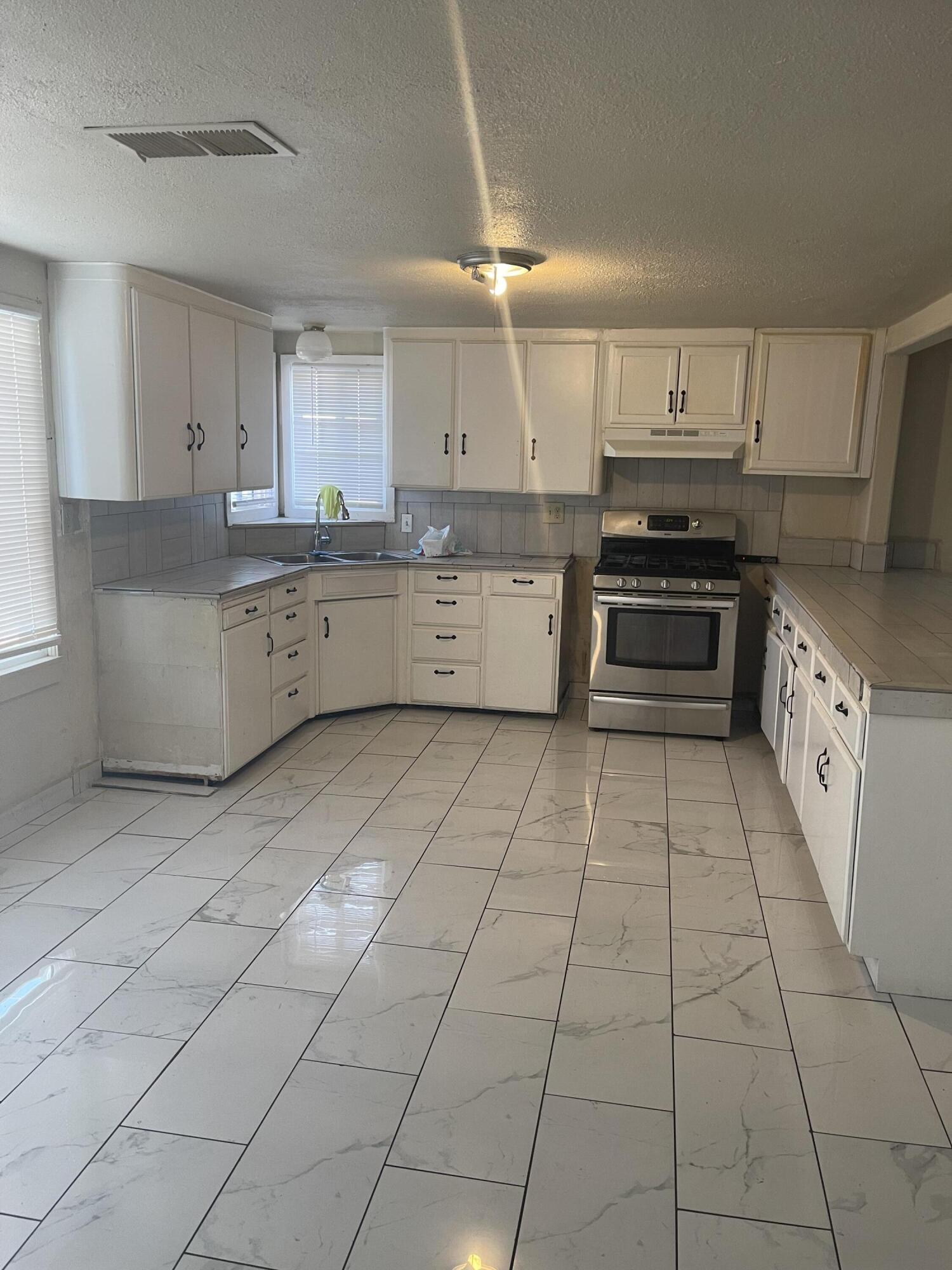 2272 W Henderson Ave, Porterville, CA 93257