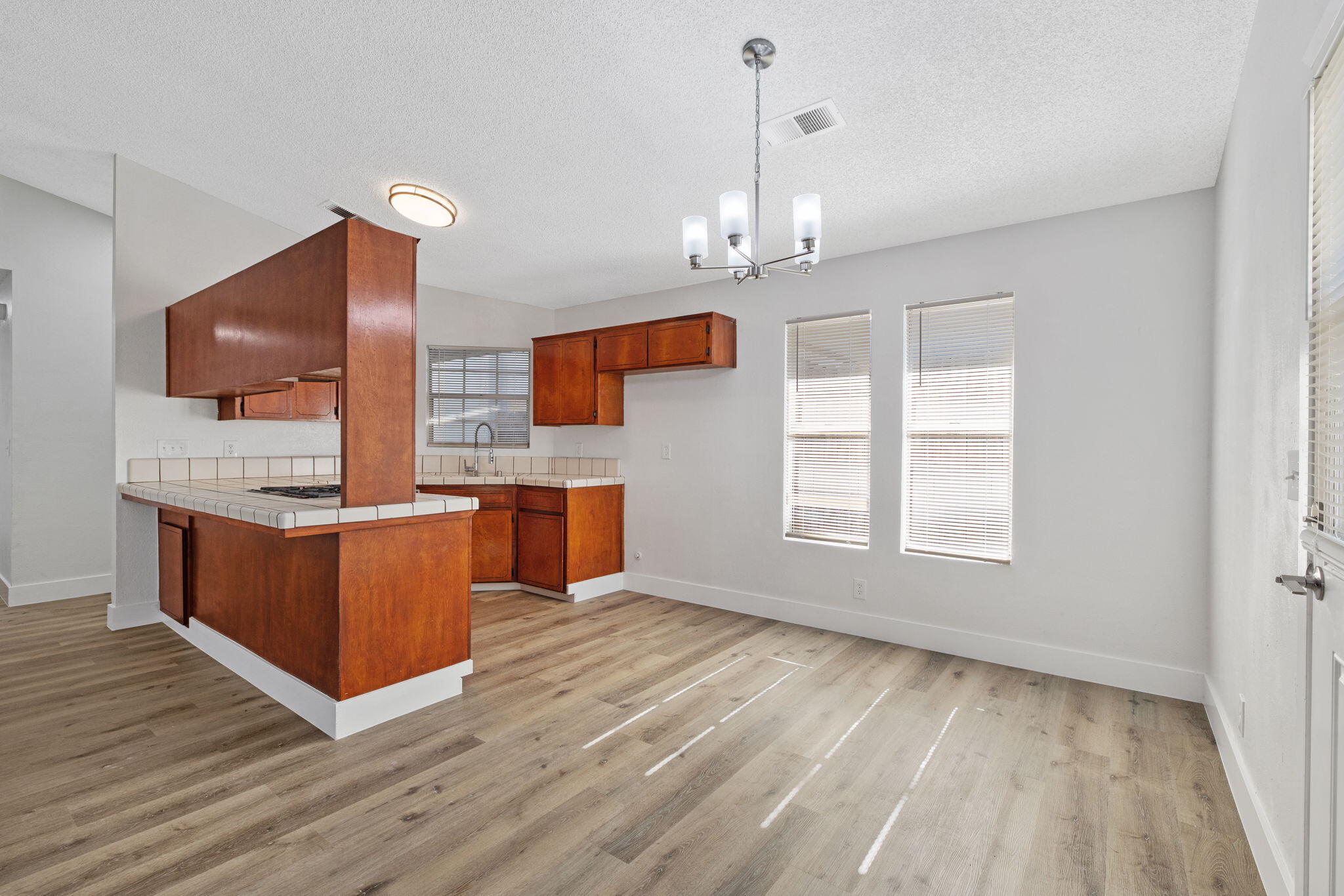 1429 E Sunnyview Ave, Visalia, CA 93292