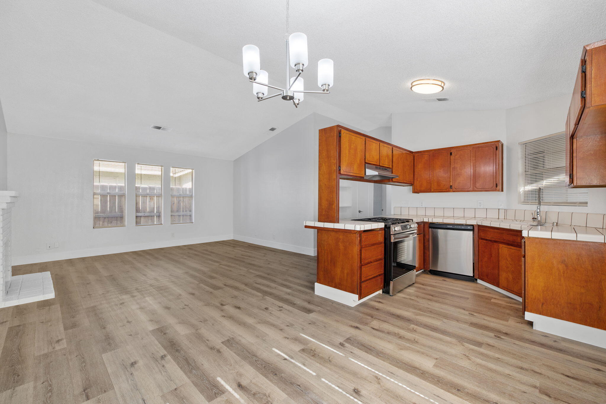 1429 E Sunnyview Ave, Visalia, CA 93292