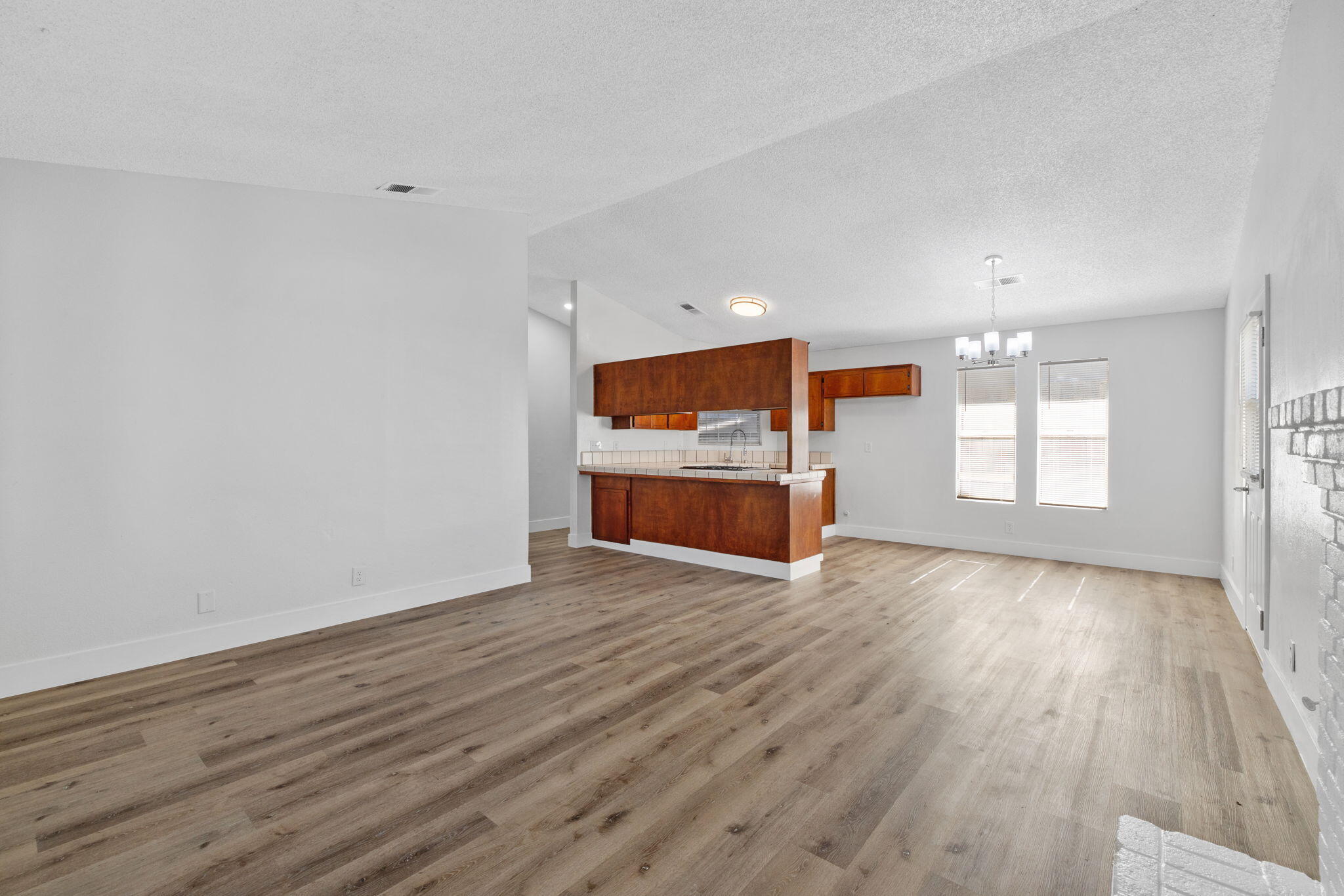 1429 E Sunnyview Ave, Visalia, CA 93292