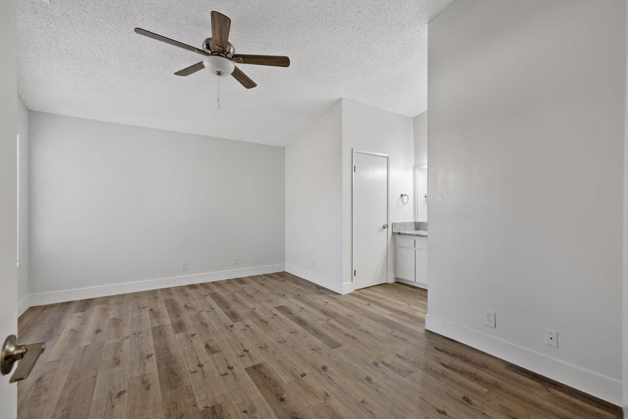 1429 E Sunnyview Ave, Visalia, CA 93292