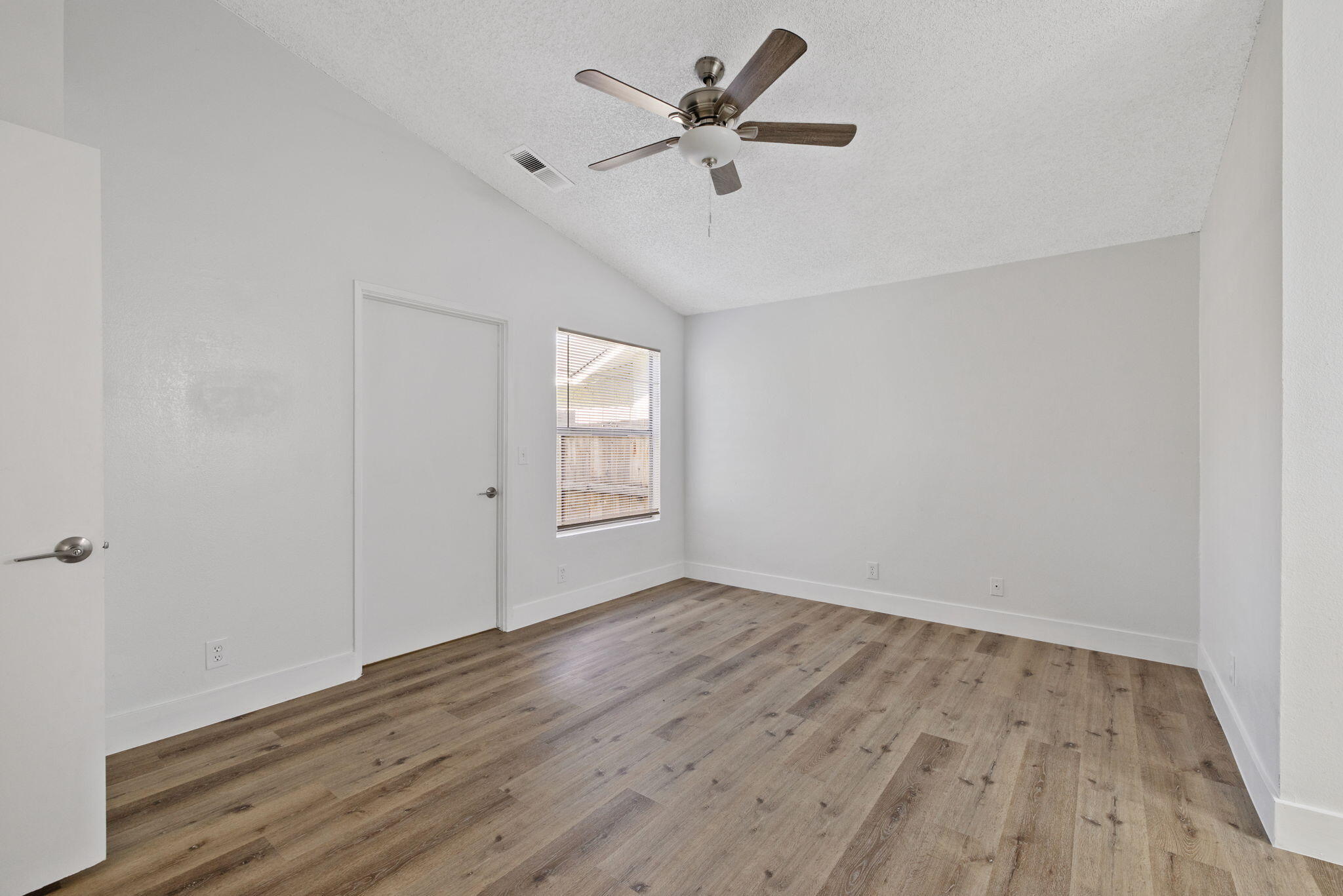 1429 E Sunnyview Ave, Visalia, CA 93292
