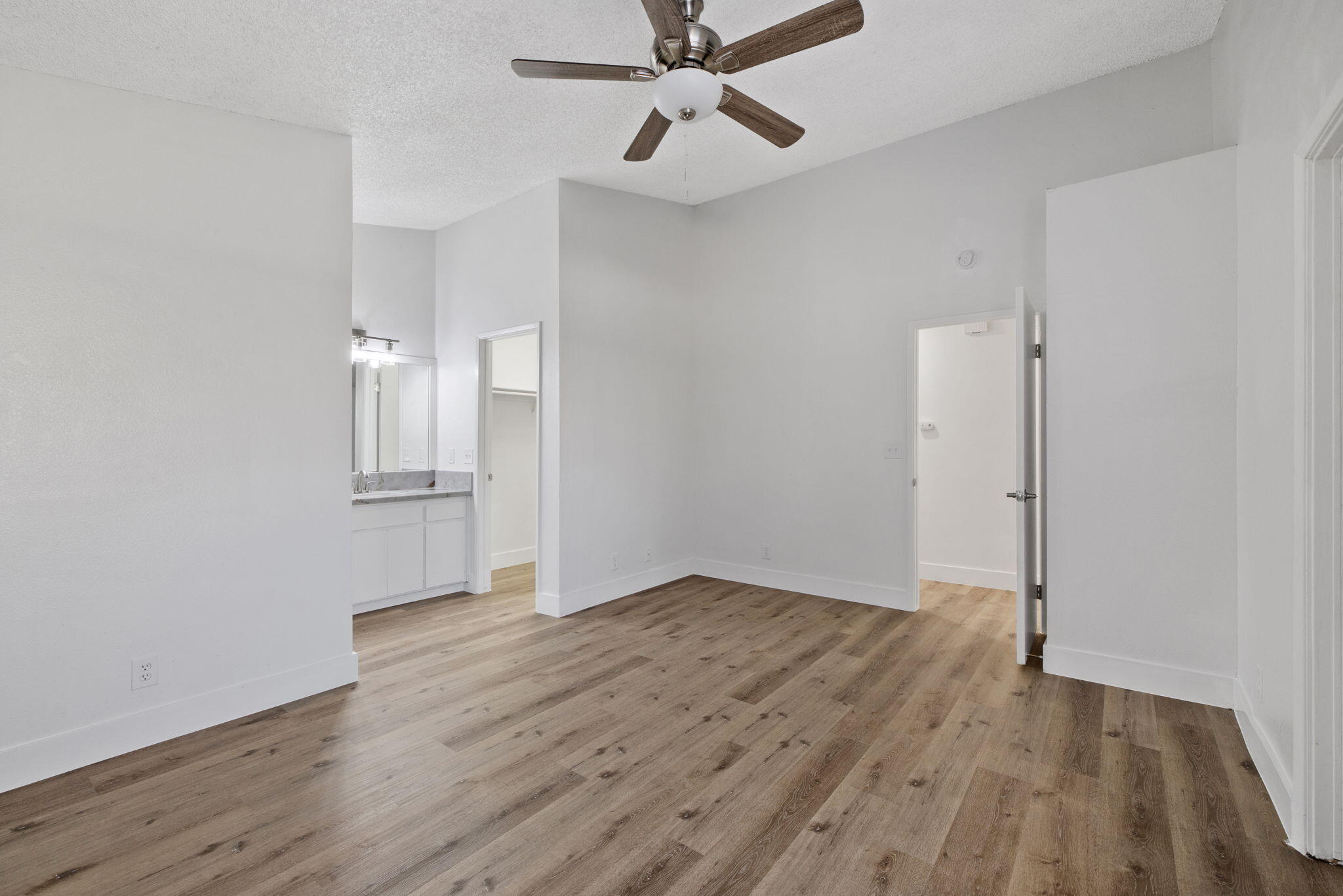 1429 E Sunnyview Ave, Visalia, CA 93292
