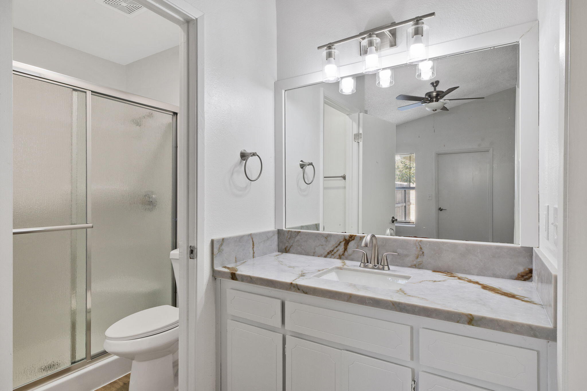 1429 E Sunnyview Ave, Visalia, CA 93292