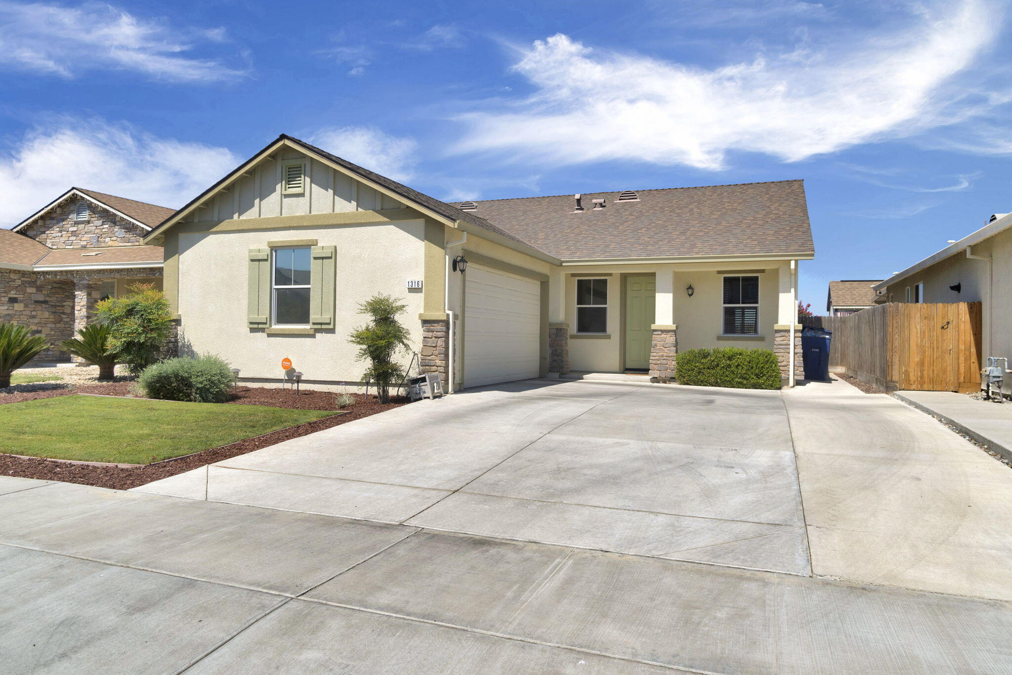 1316 Greenbrier Dr, Hanford, CA 93230