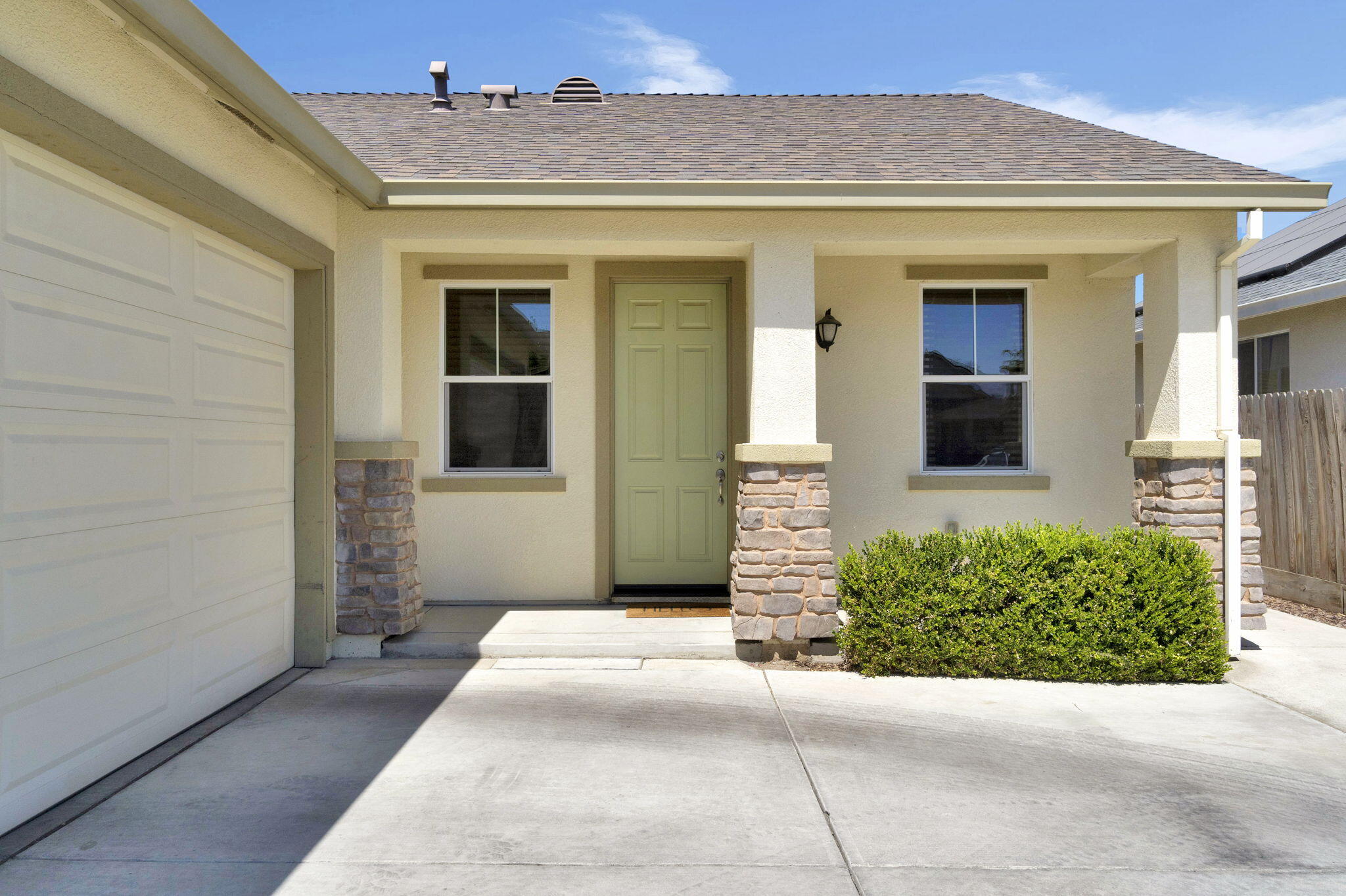 1316 Greenbrier Dr, Hanford, CA 93230