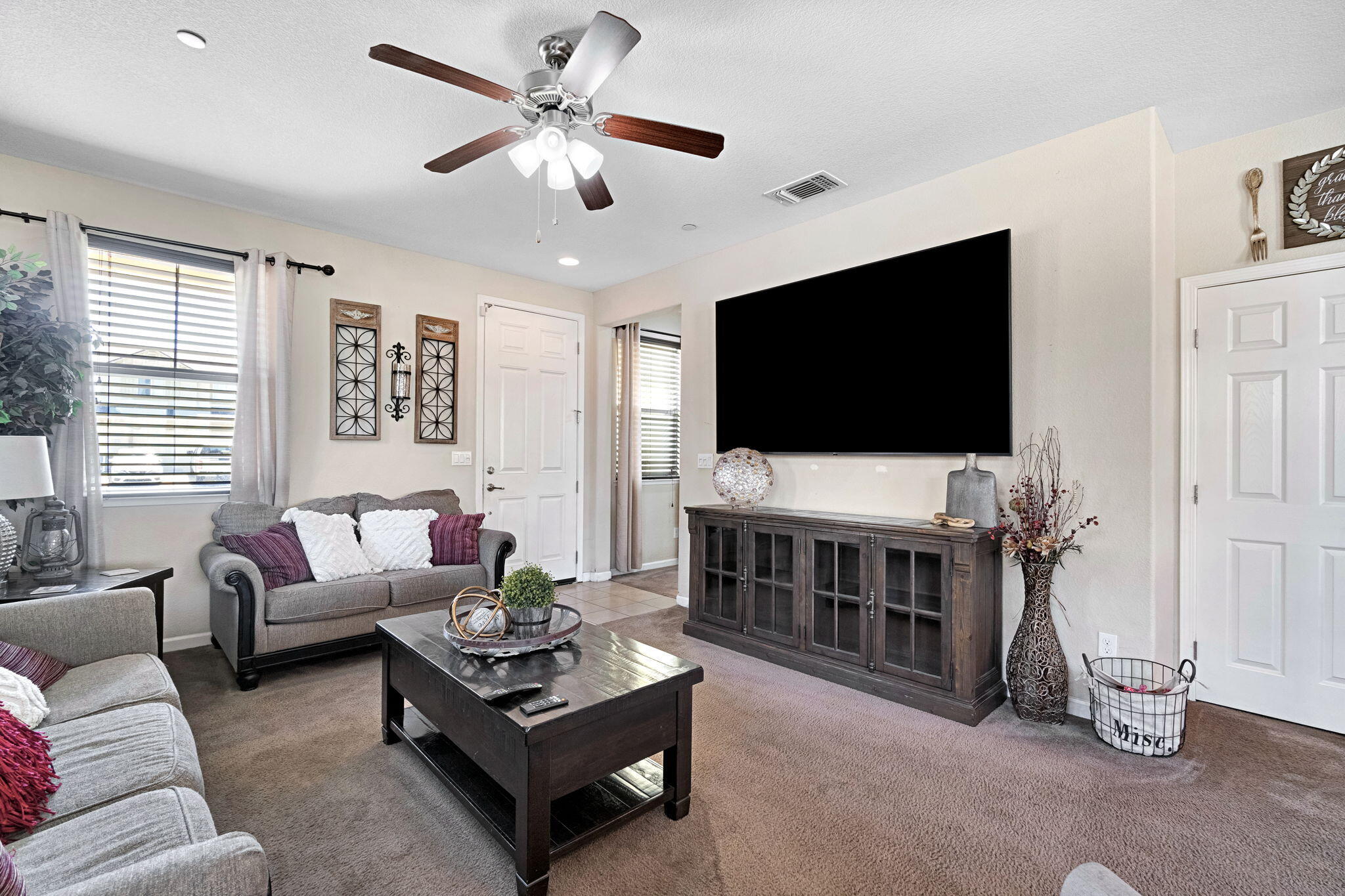 1316 Greenbrier Dr, Hanford, CA 93230