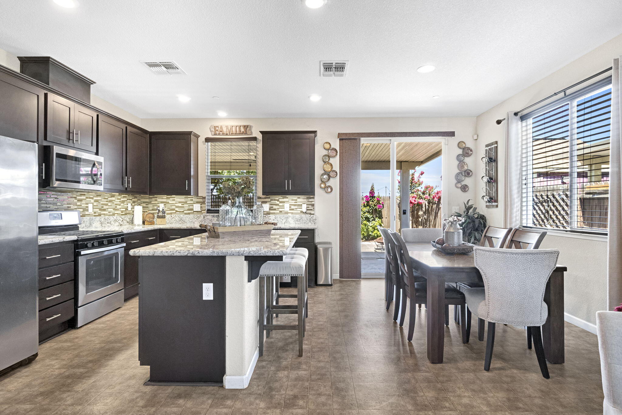 1316 Greenbrier Dr, Hanford, CA 93230