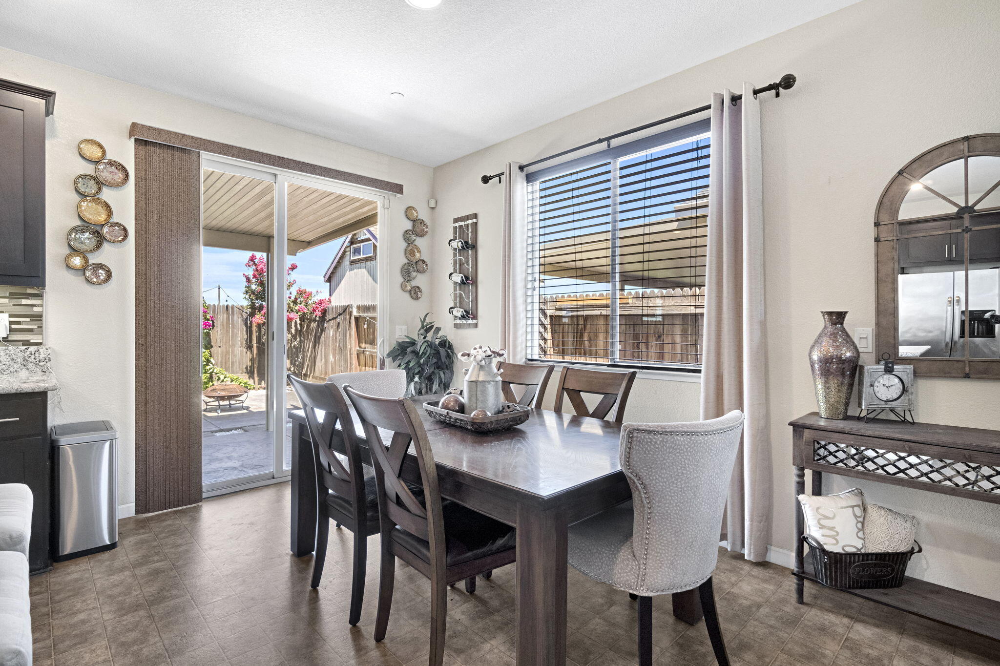 1316 Greenbrier Dr, Hanford, CA 93230