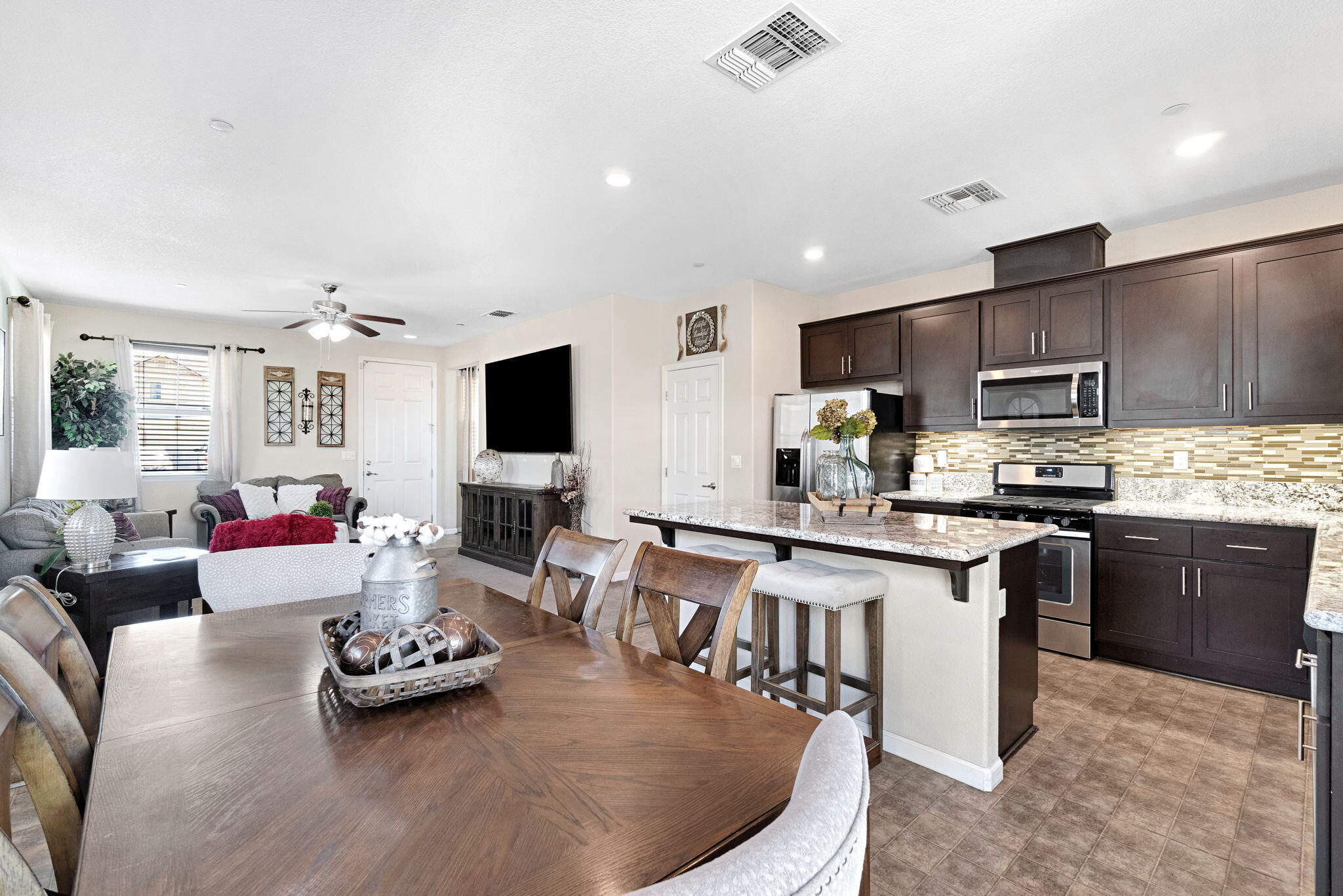 1316 Greenbrier Dr, Hanford, CA 93230