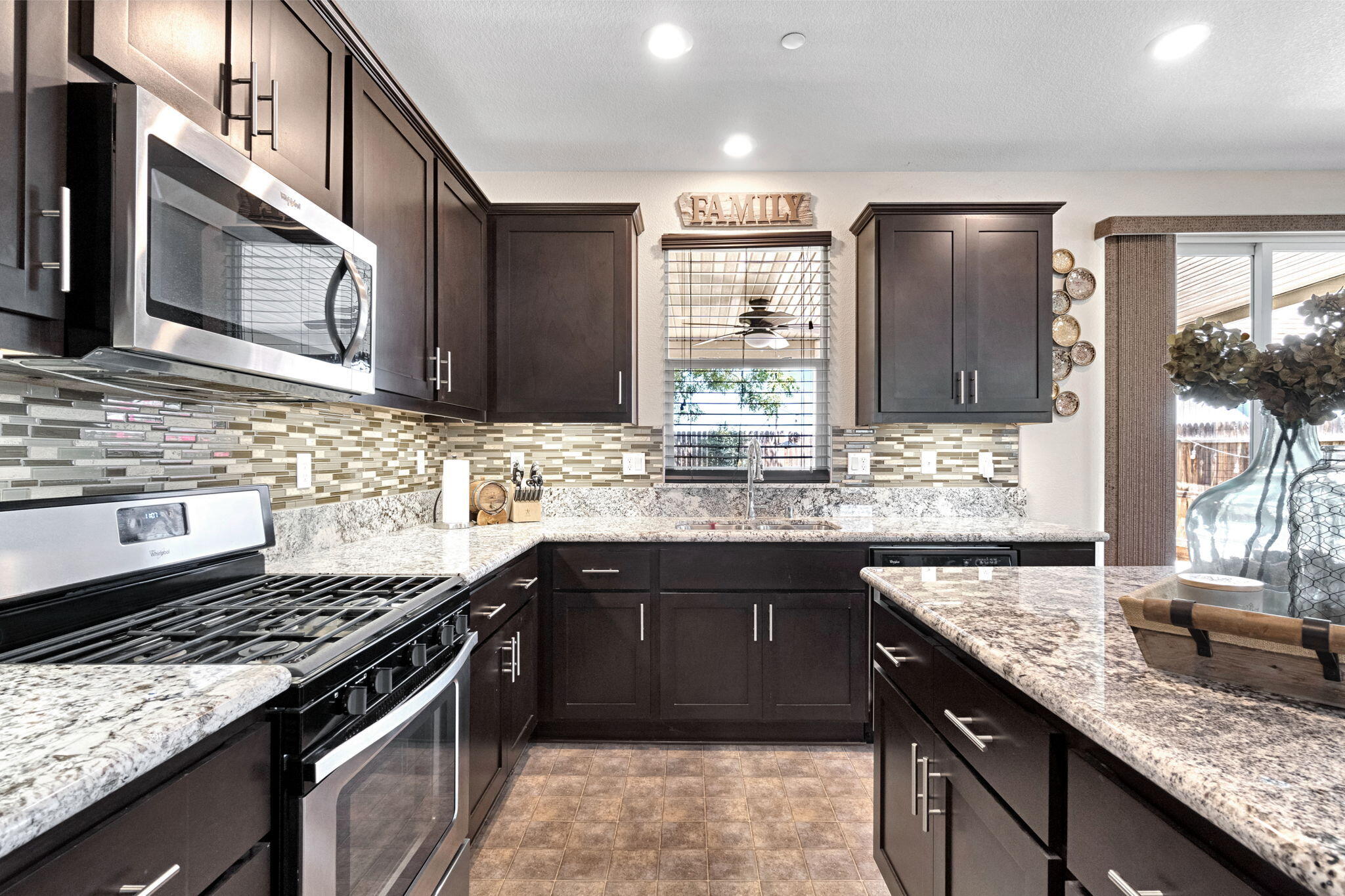 1316 Greenbrier Dr, Hanford, CA 93230