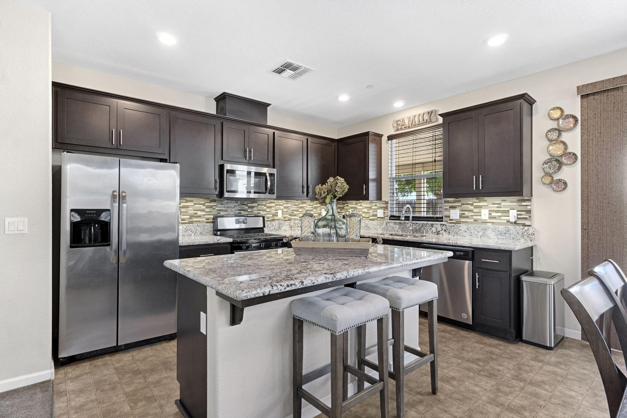 1316 Greenbrier Dr, Hanford, CA 93230