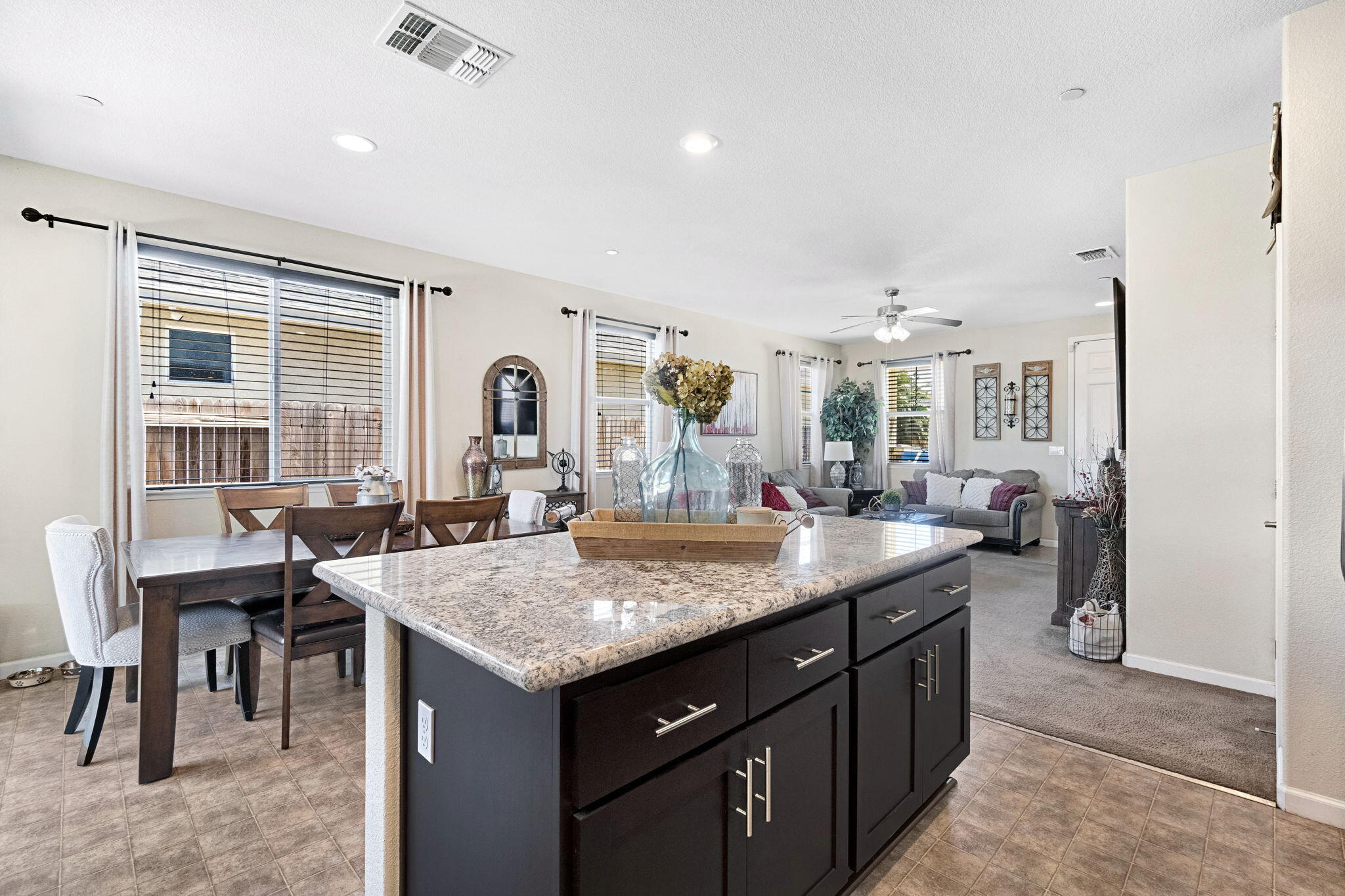 1316 Greenbrier Dr, Hanford, CA 93230