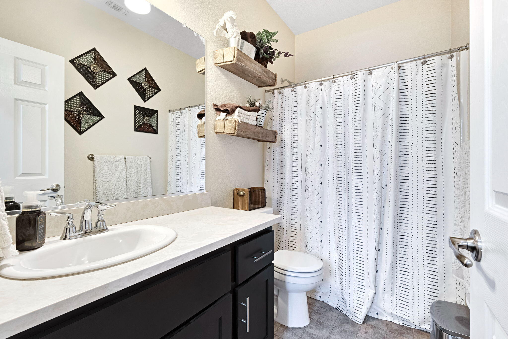 1316 Greenbrier Dr, Hanford, CA 93230