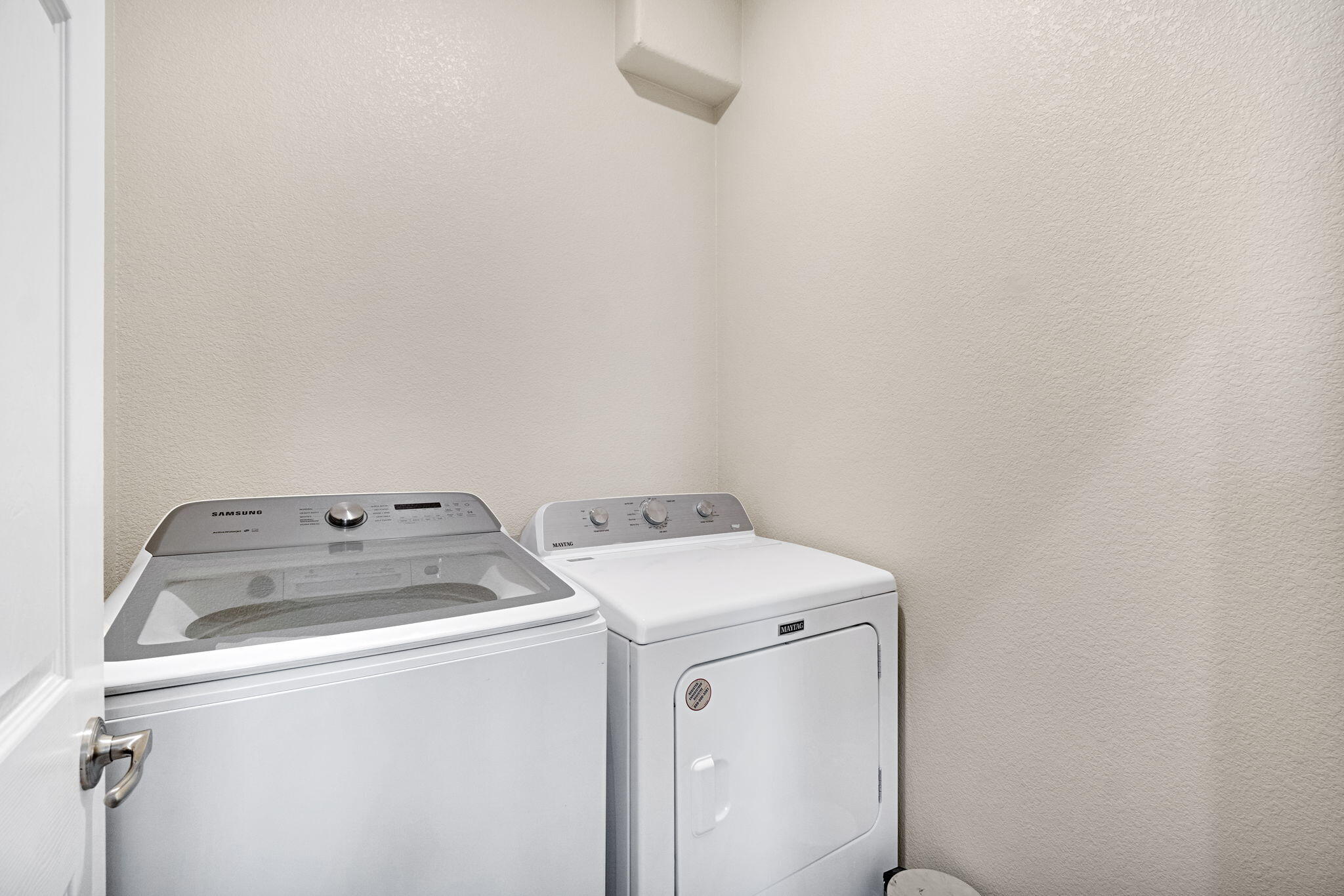 1316 Greenbrier Dr, Hanford, CA 93230