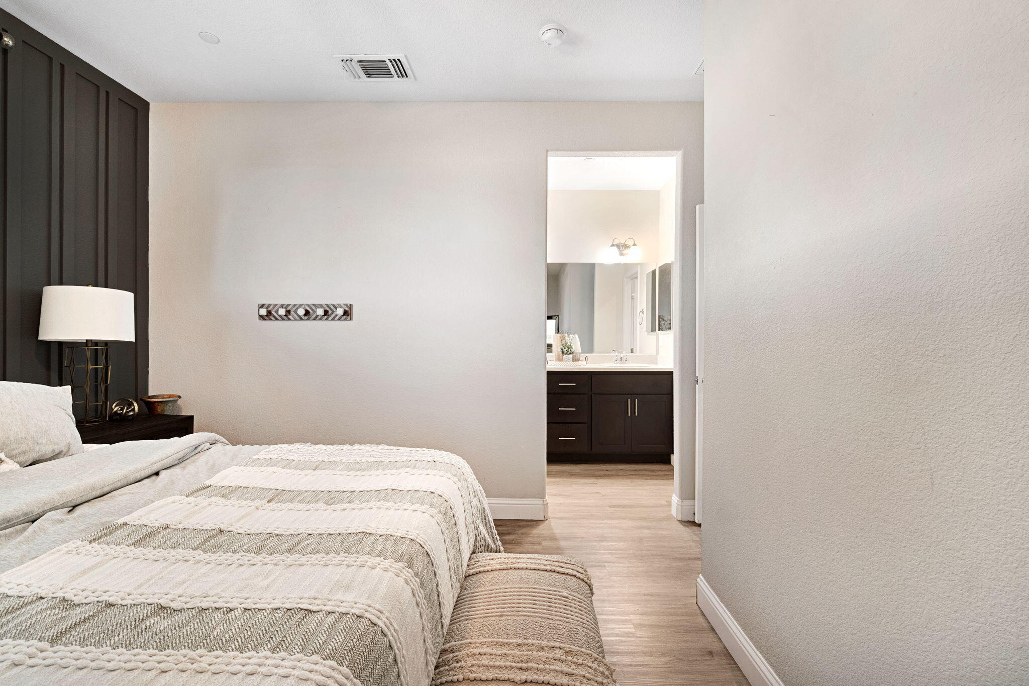 1316 Greenbrier Dr, Hanford, CA 93230