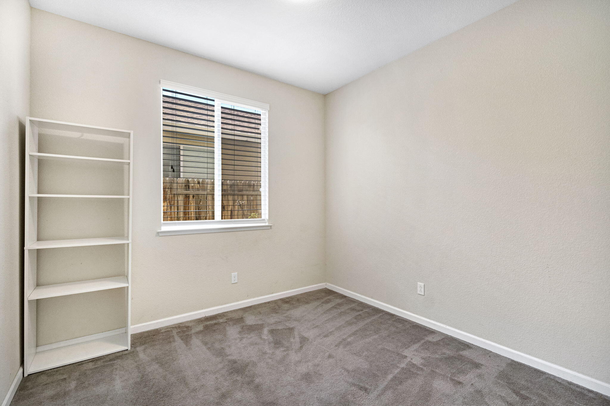 1316 Greenbrier Dr, Hanford, CA 93230