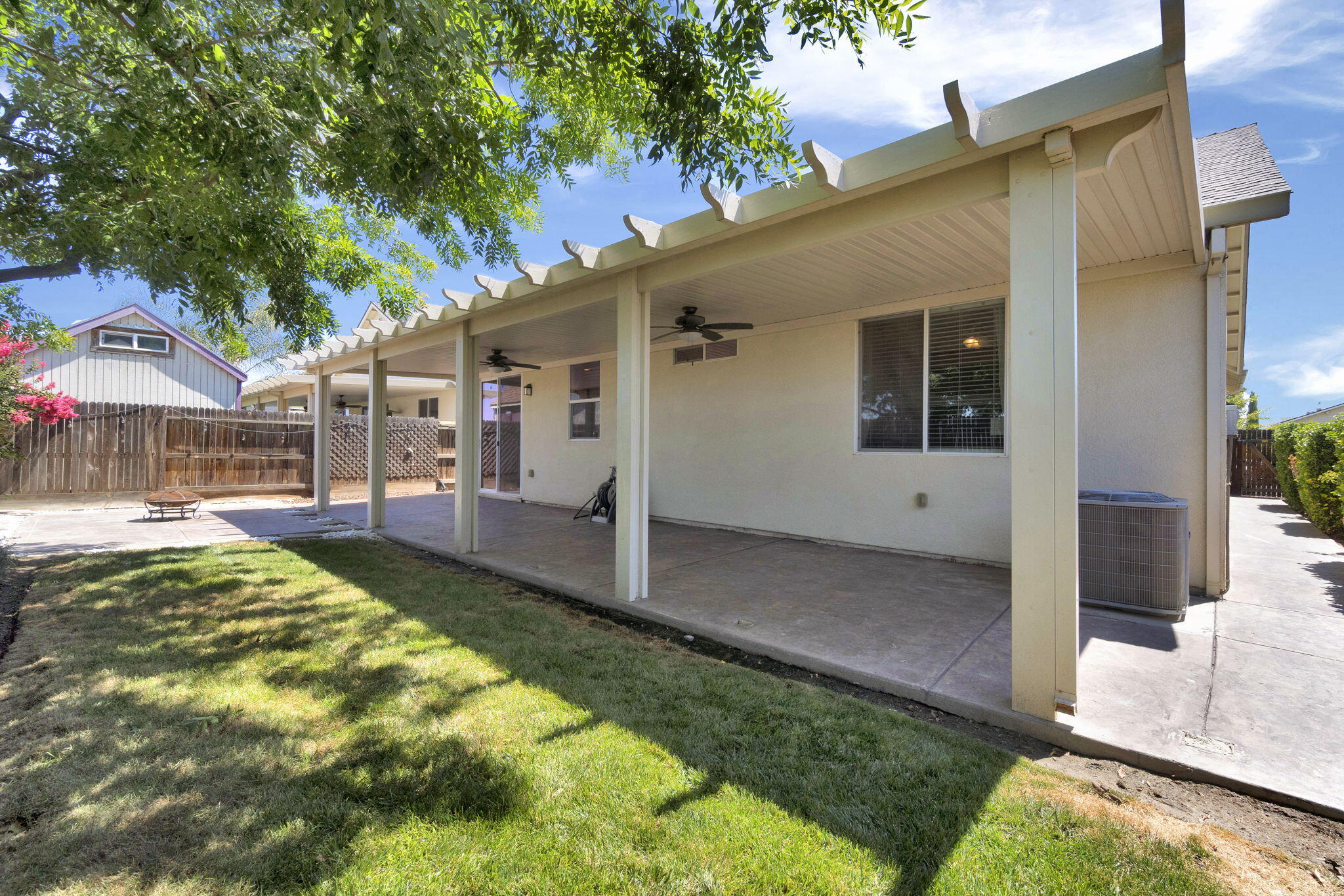 1316 Greenbrier Dr, Hanford, CA 93230