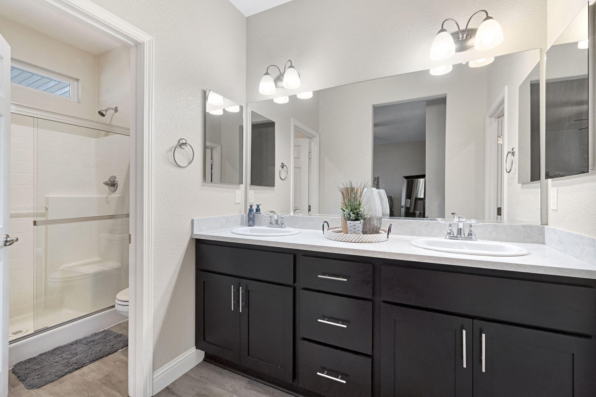 1316 Greenbrier Dr, Hanford, CA 93230