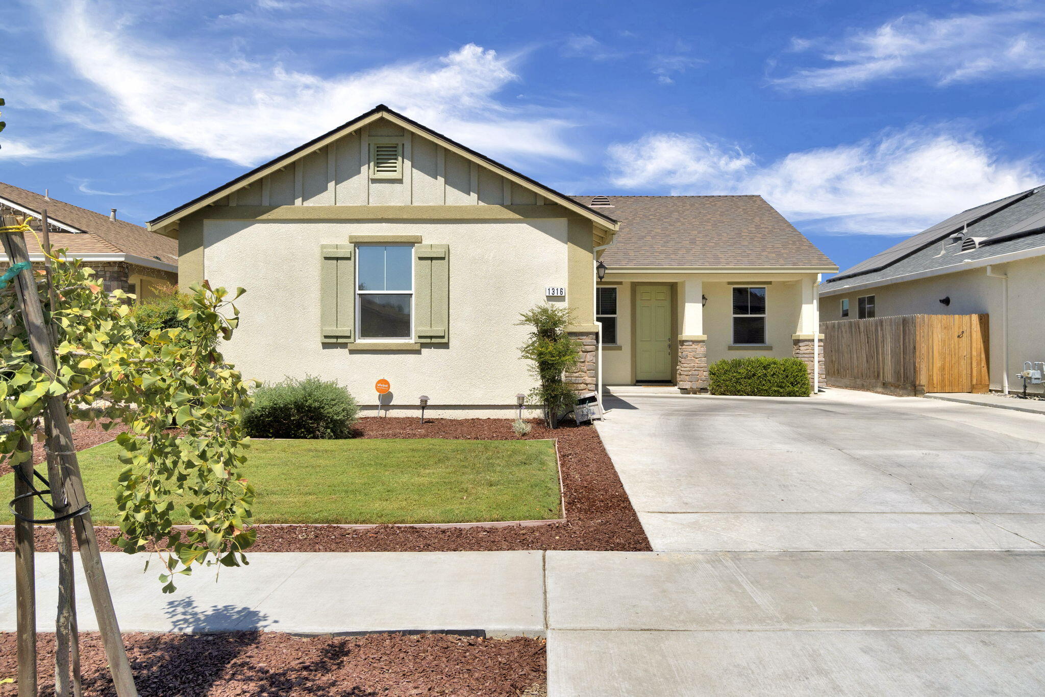 1316 Greenbrier Dr, Hanford, CA 93230