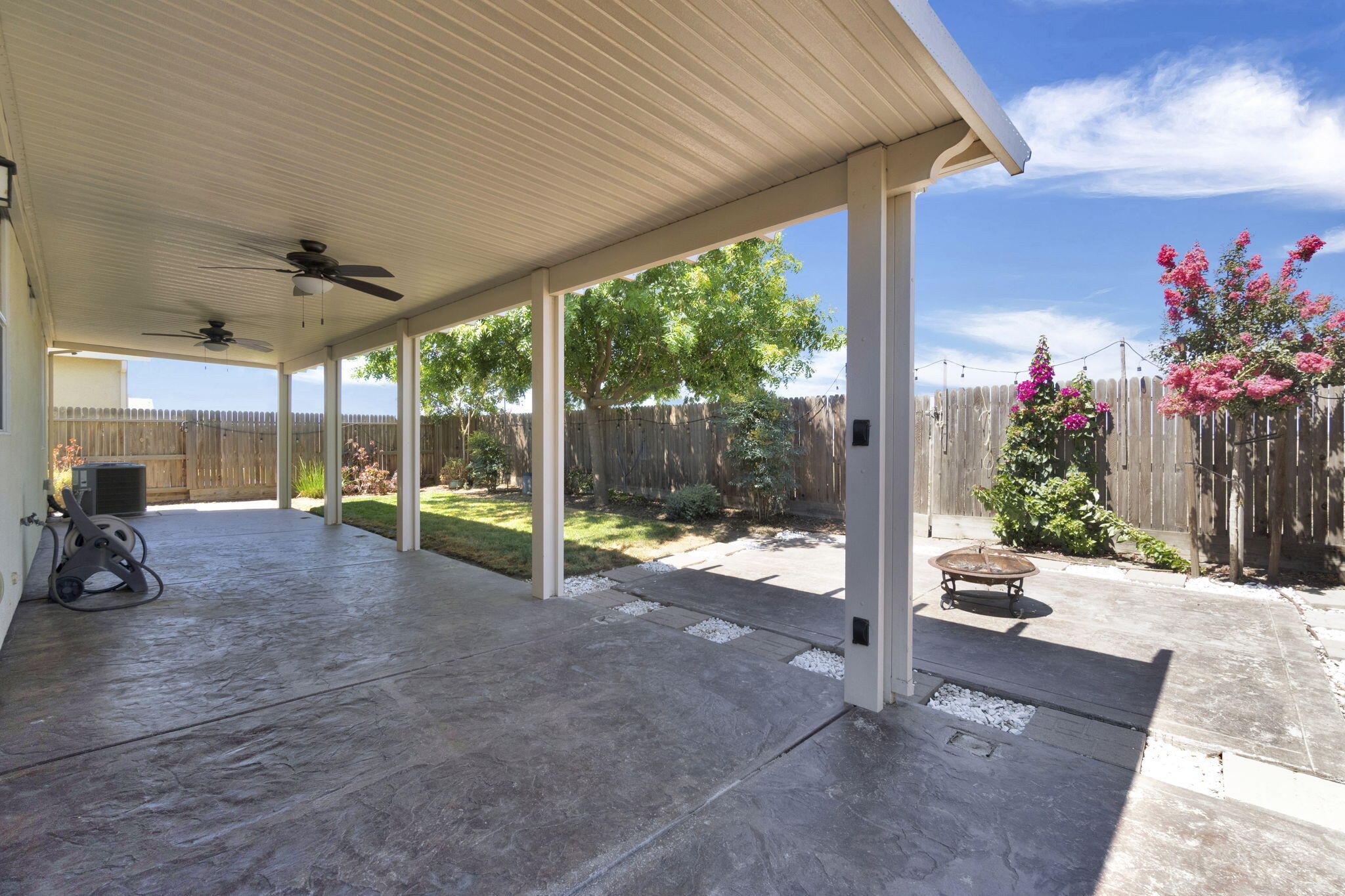 1316 Greenbrier Dr, Hanford, CA 93230