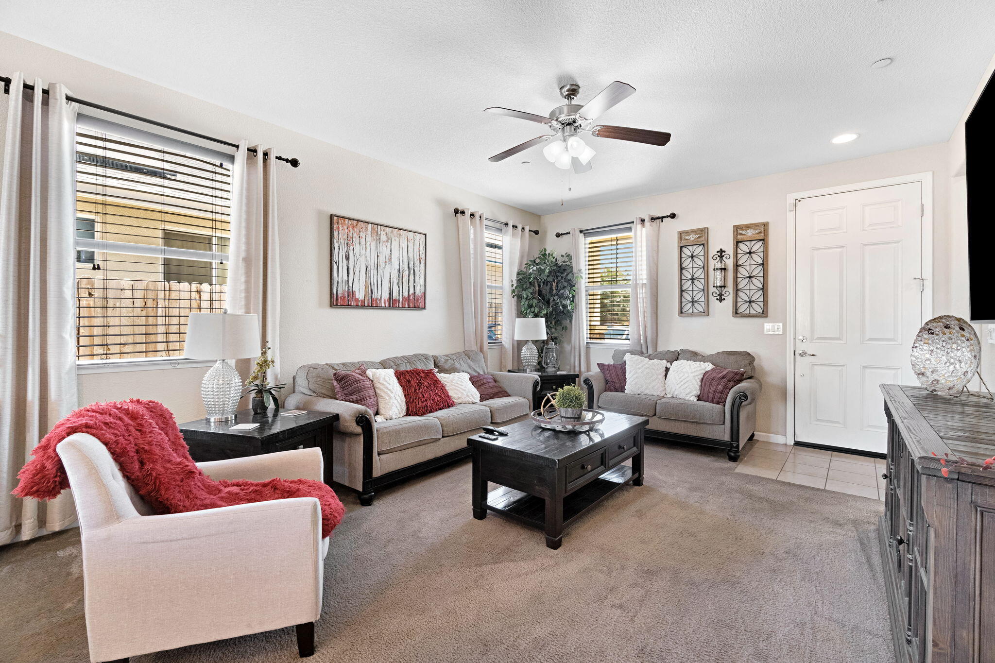 1316 Greenbrier Dr, Hanford, CA 93230