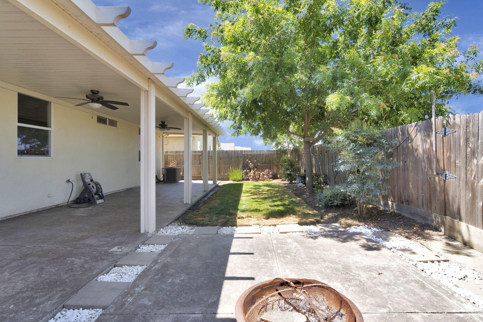 1316 Greenbrier Dr, Hanford, CA 93230