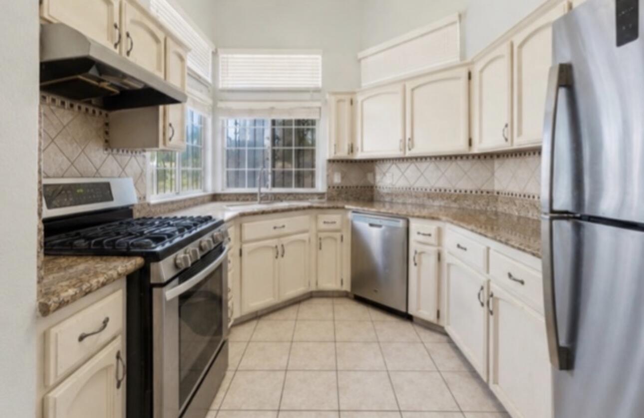 2596 Walnut St, Selma, CA 93662