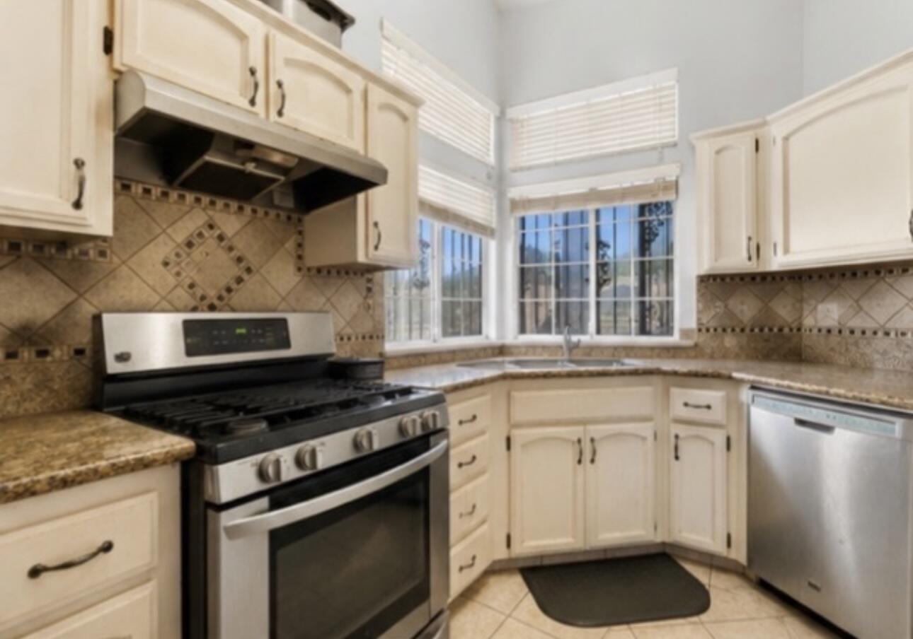 2596 Walnut St, Selma, CA 93662