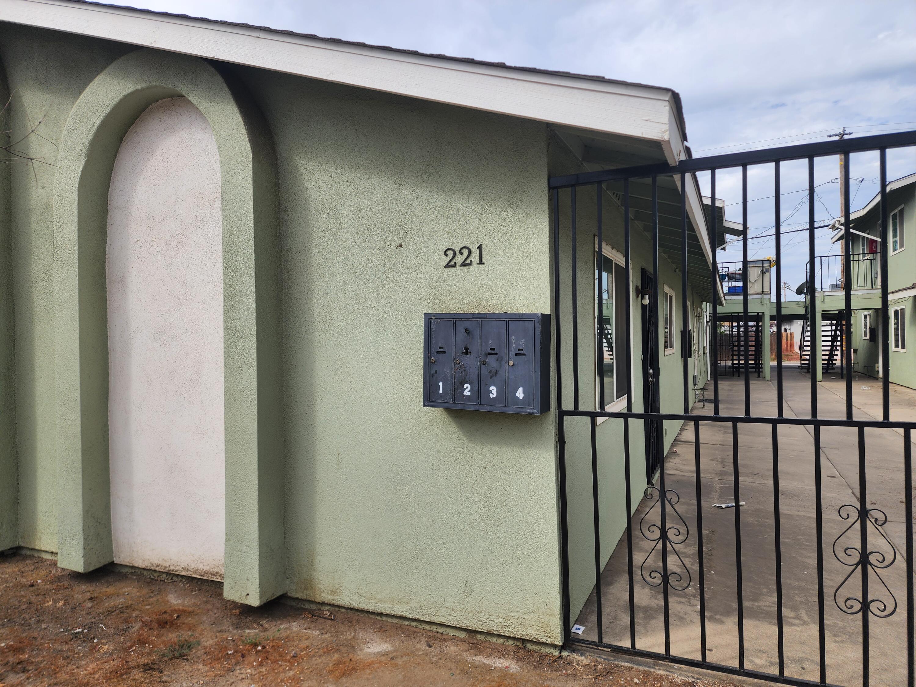 221 NW 3rd Ave, Visalia, CA 93291
