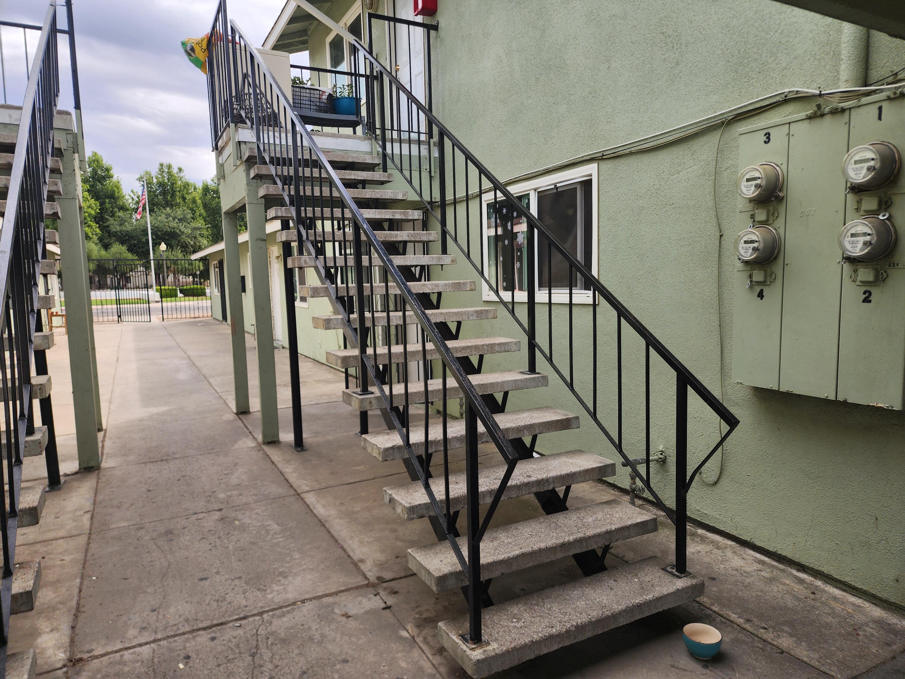 221 NW 3rd Ave, Visalia, CA 93291