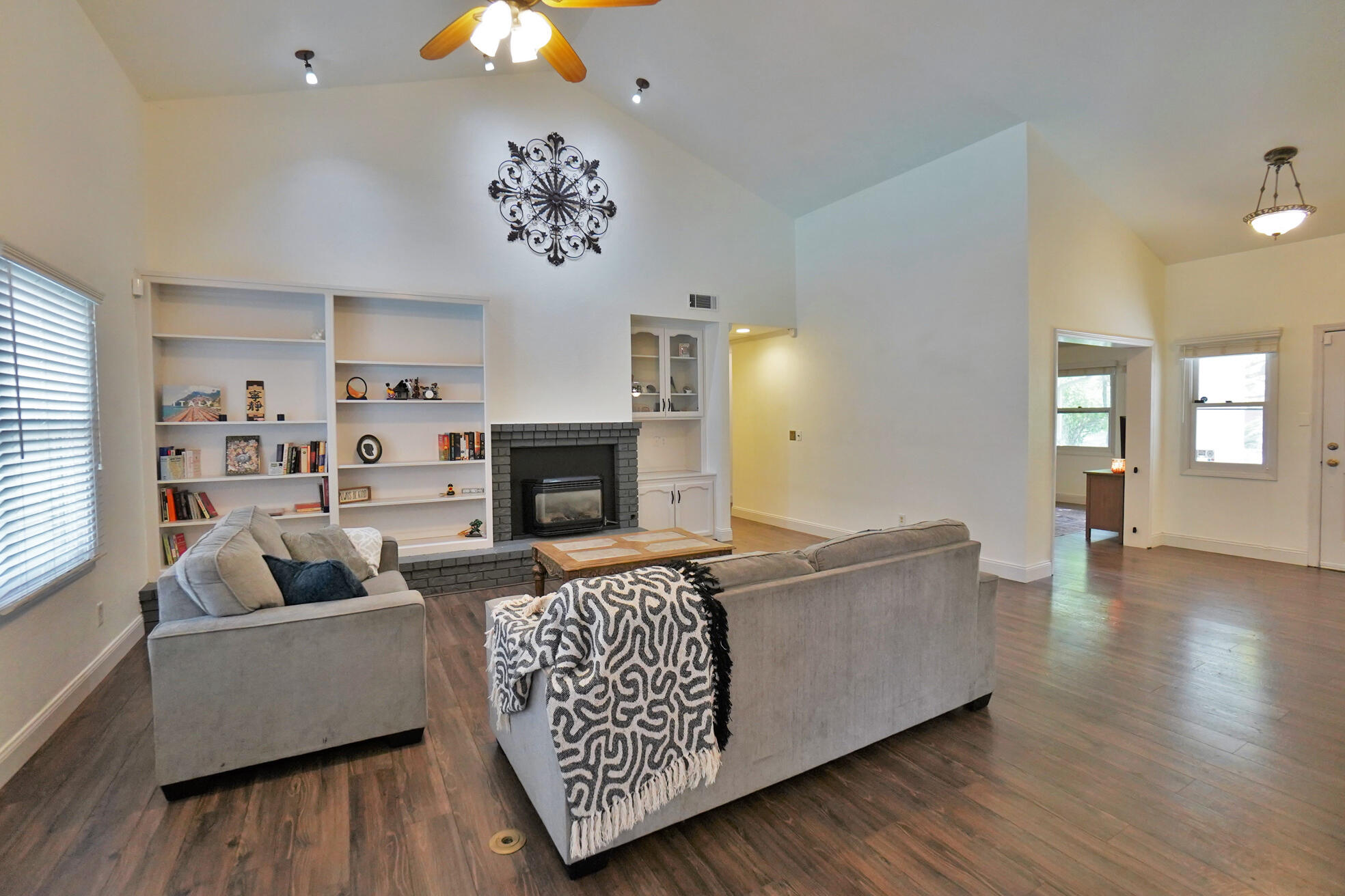 1105 N Cindy St, Visalia, CA 93291