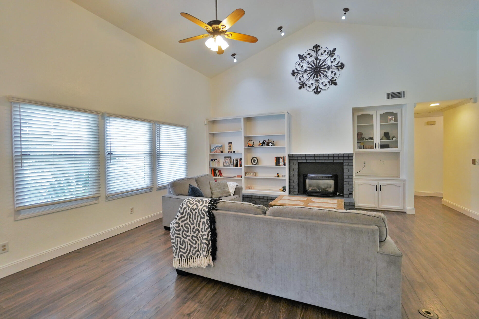 1105 N Cindy St, Visalia, CA 93291