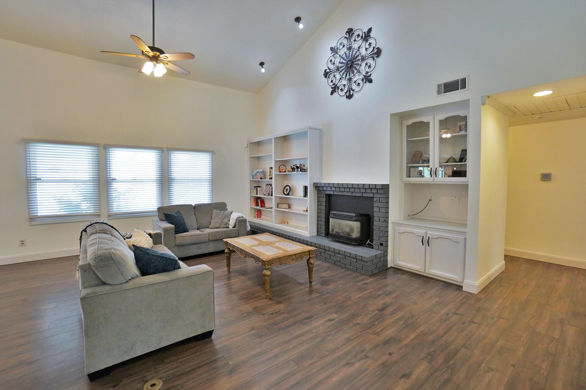 1105 N Cindy St, Visalia, CA 93291