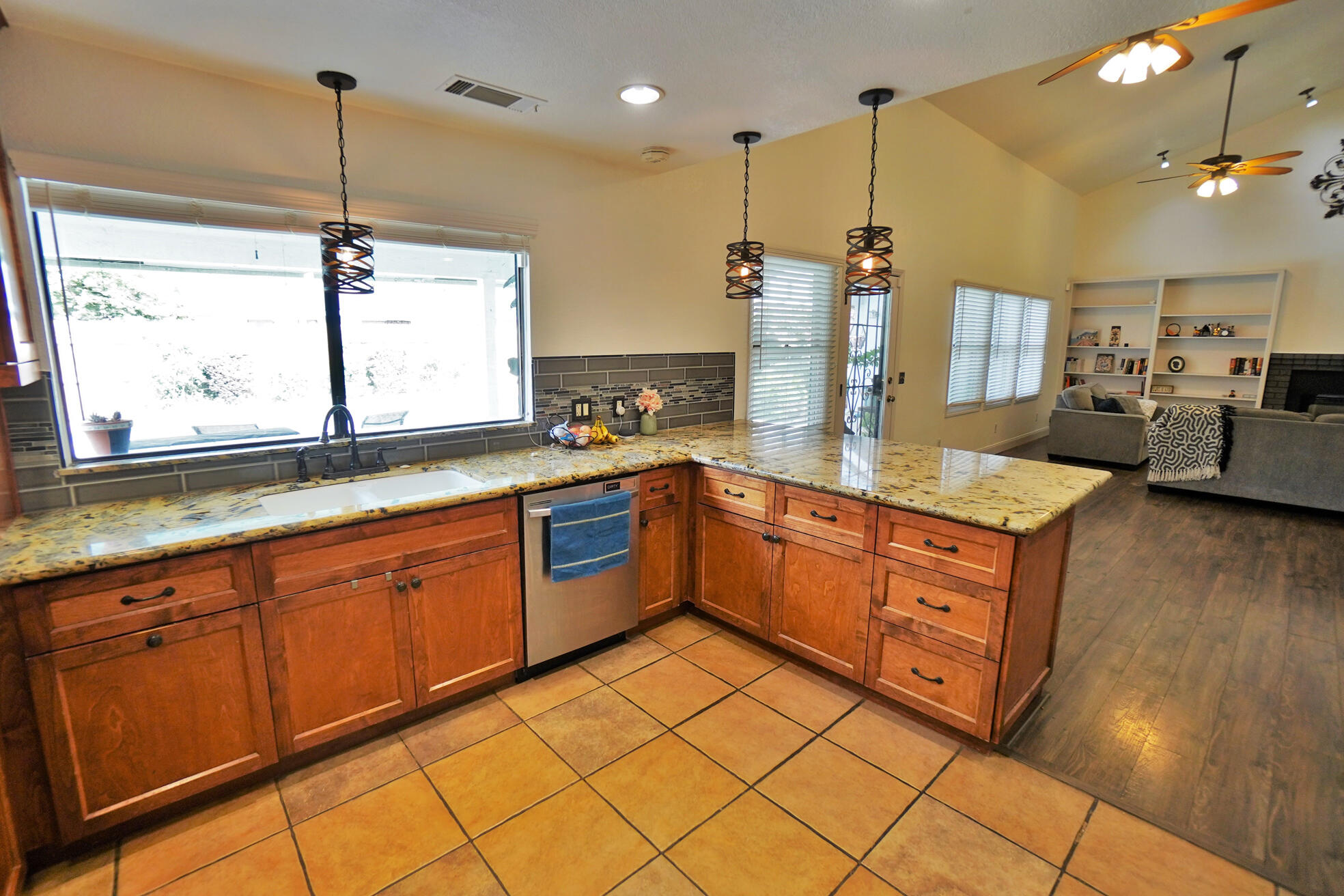 1105 N Cindy St, Visalia, CA 93291