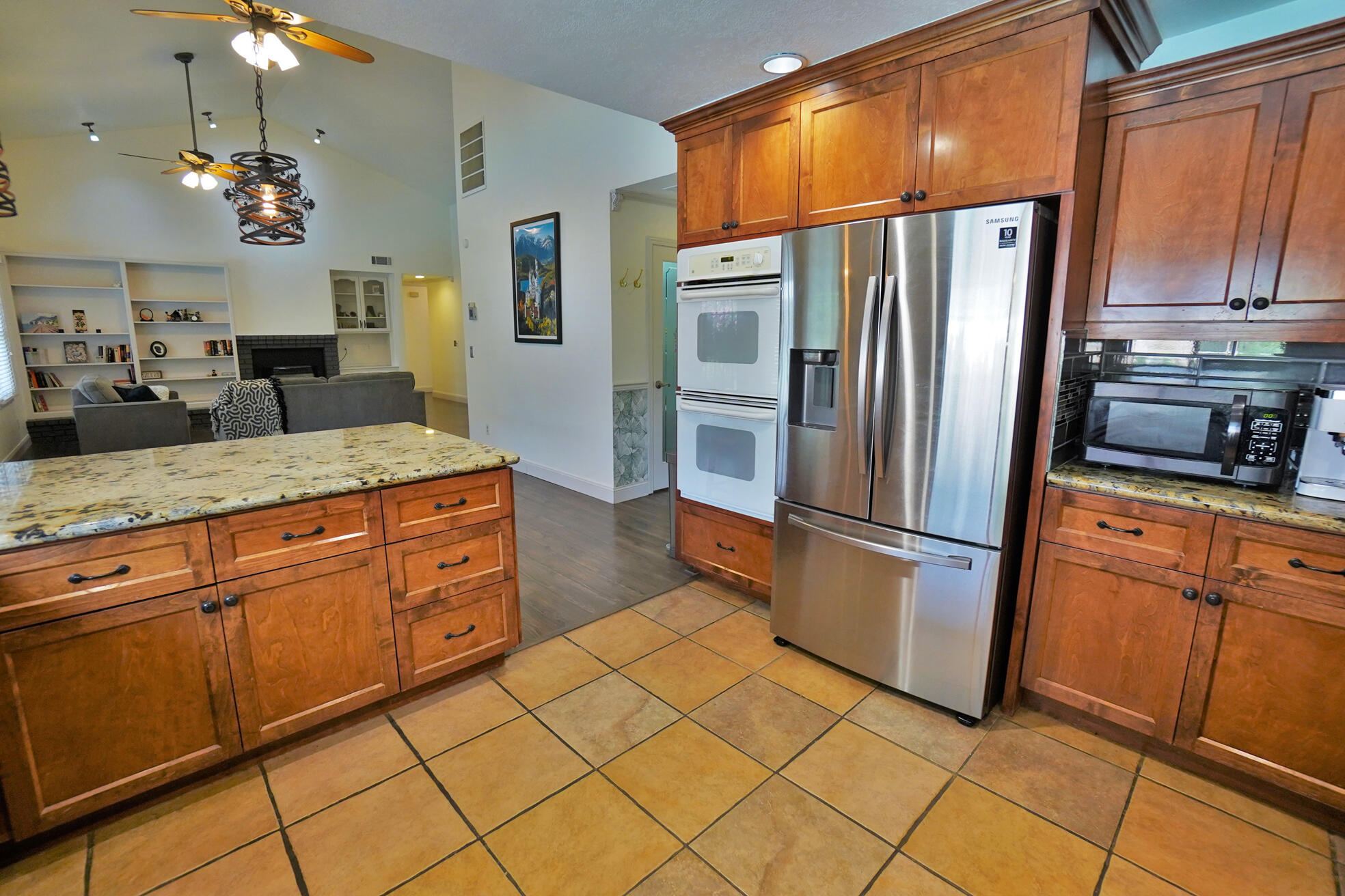 1105 N Cindy St, Visalia, CA 93291