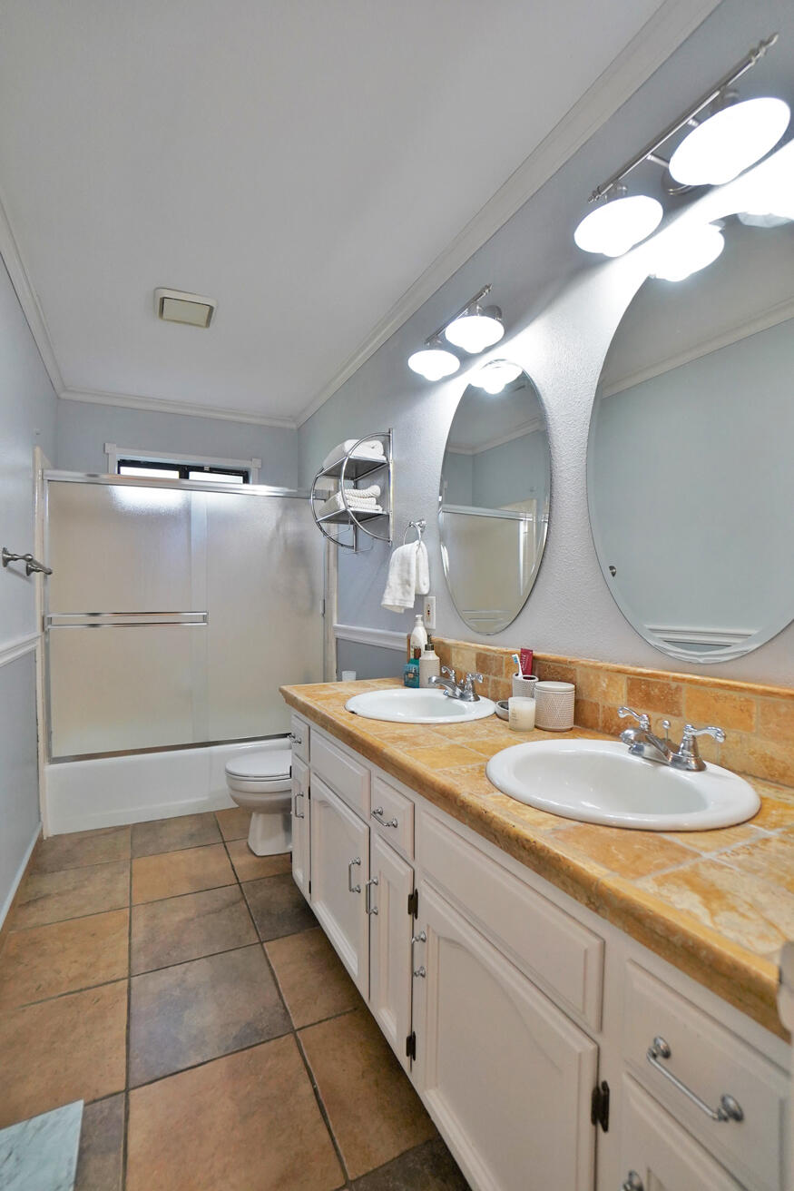 1105 N Cindy St, Visalia, CA 93291