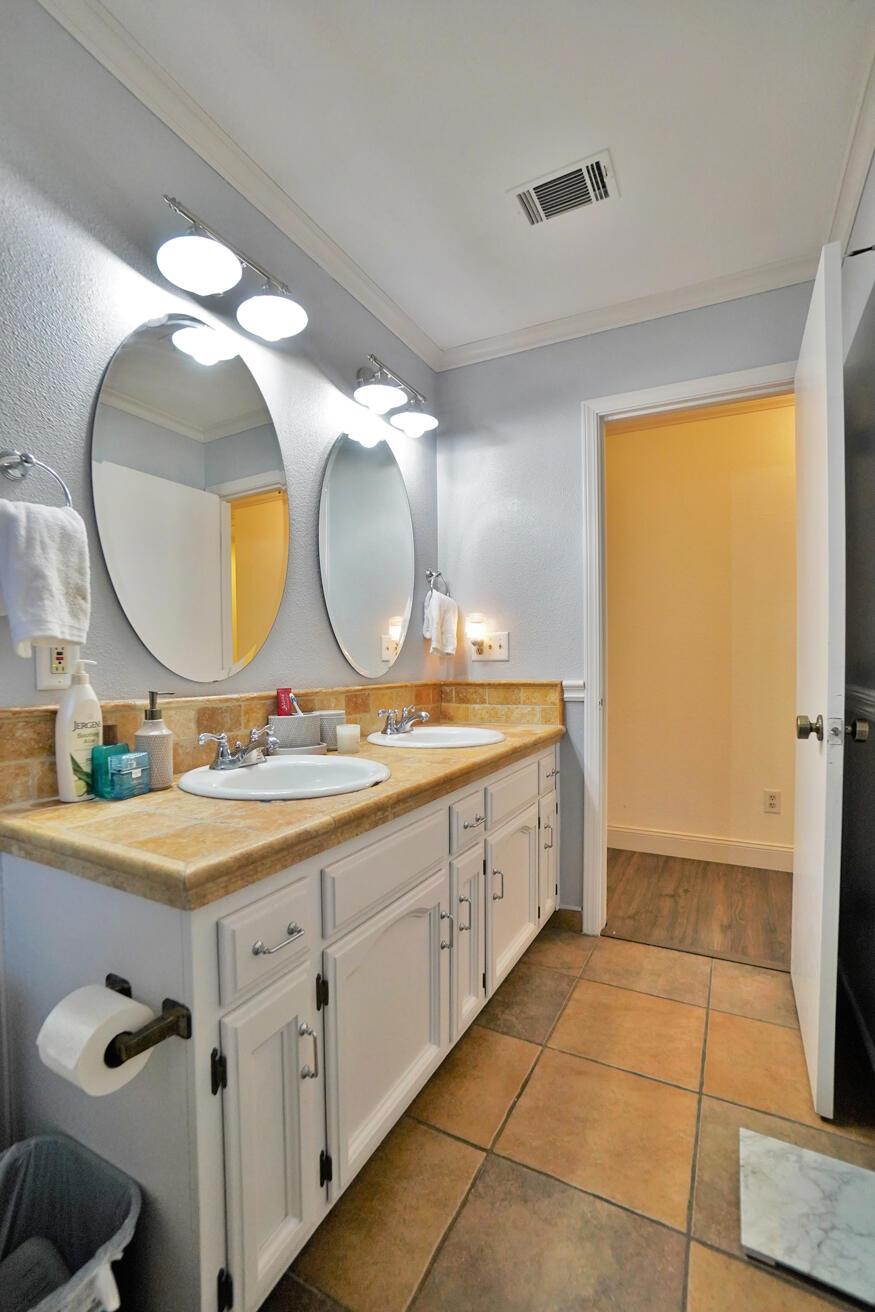 1105 N Cindy St, Visalia, CA 93291