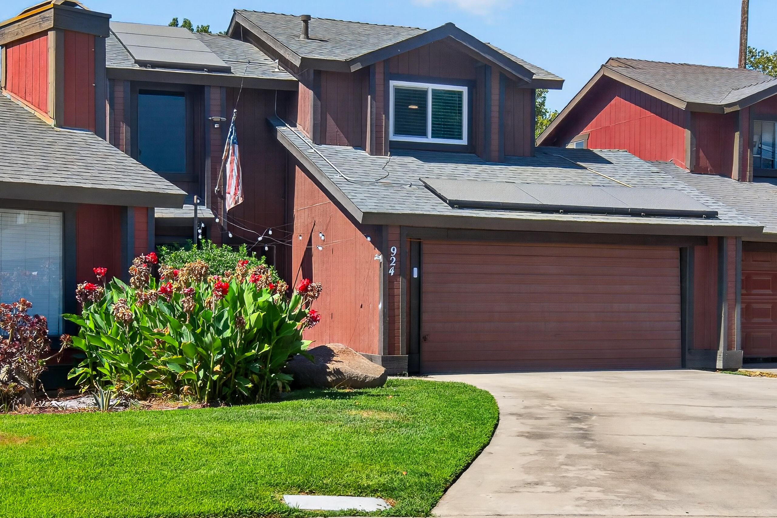 924 E Oakridge Ave, Visalia, CA 93292