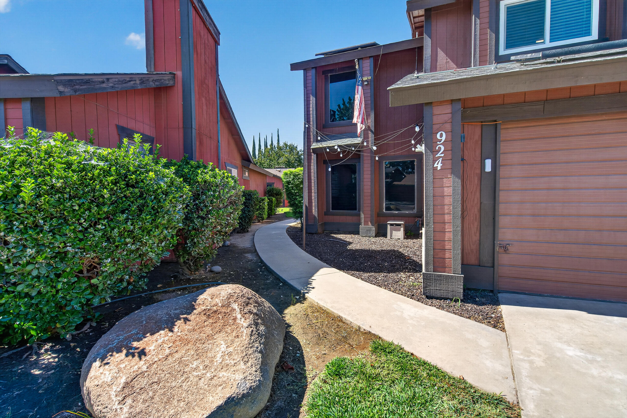 924 E Oakridge Ave, Visalia, CA 93292