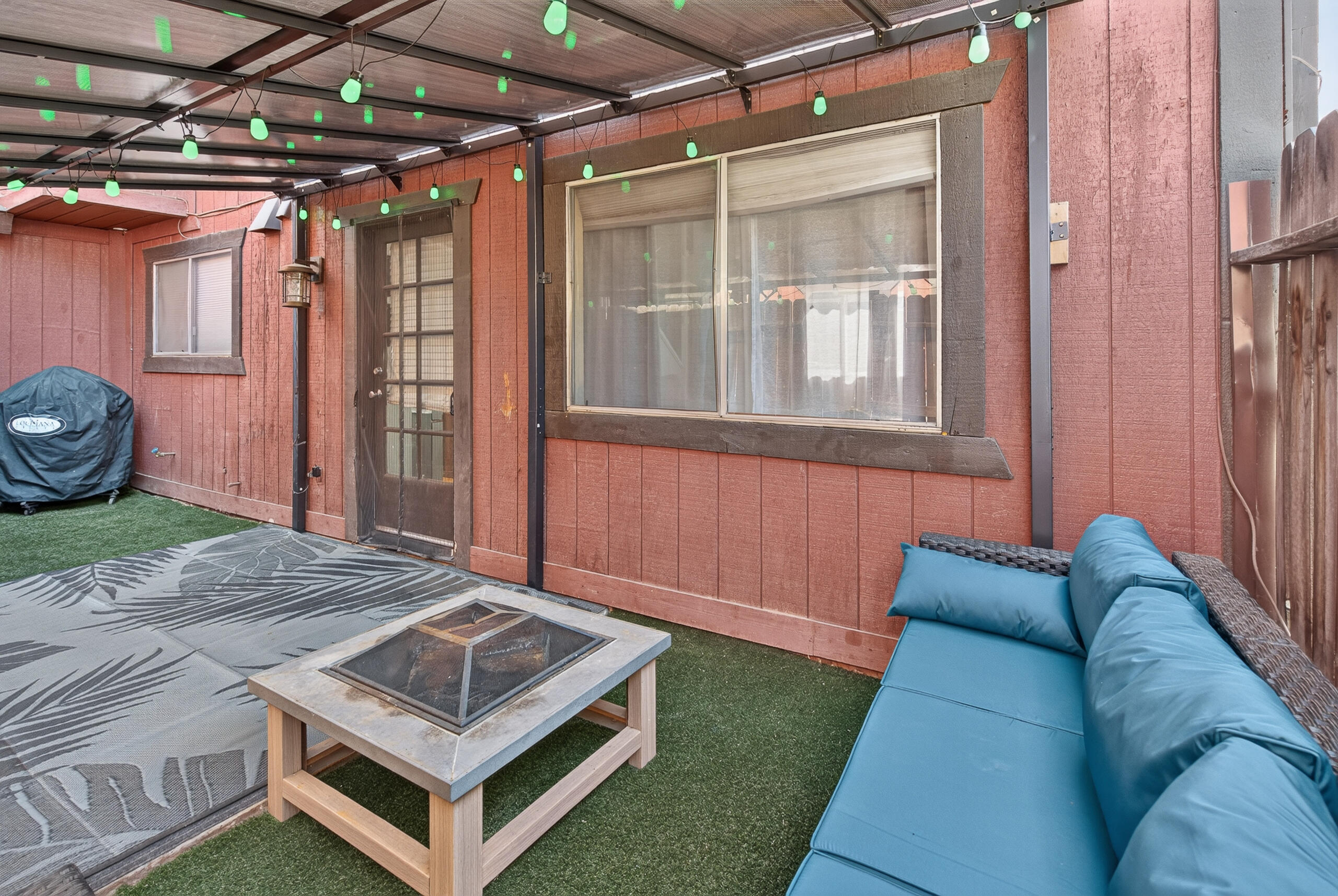 924 E Oakridge Ave, Visalia, CA 93292