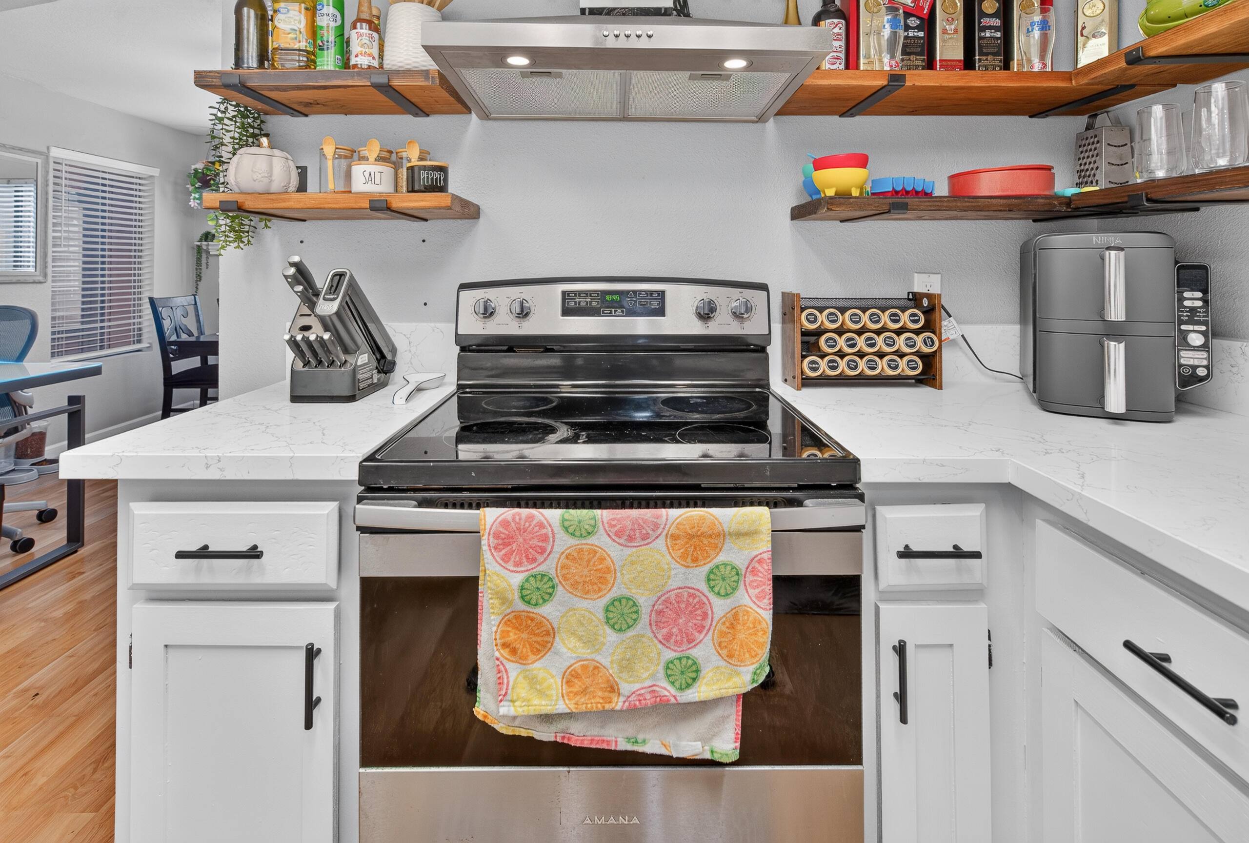 924 E Oakridge Ave, Visalia, CA 93292