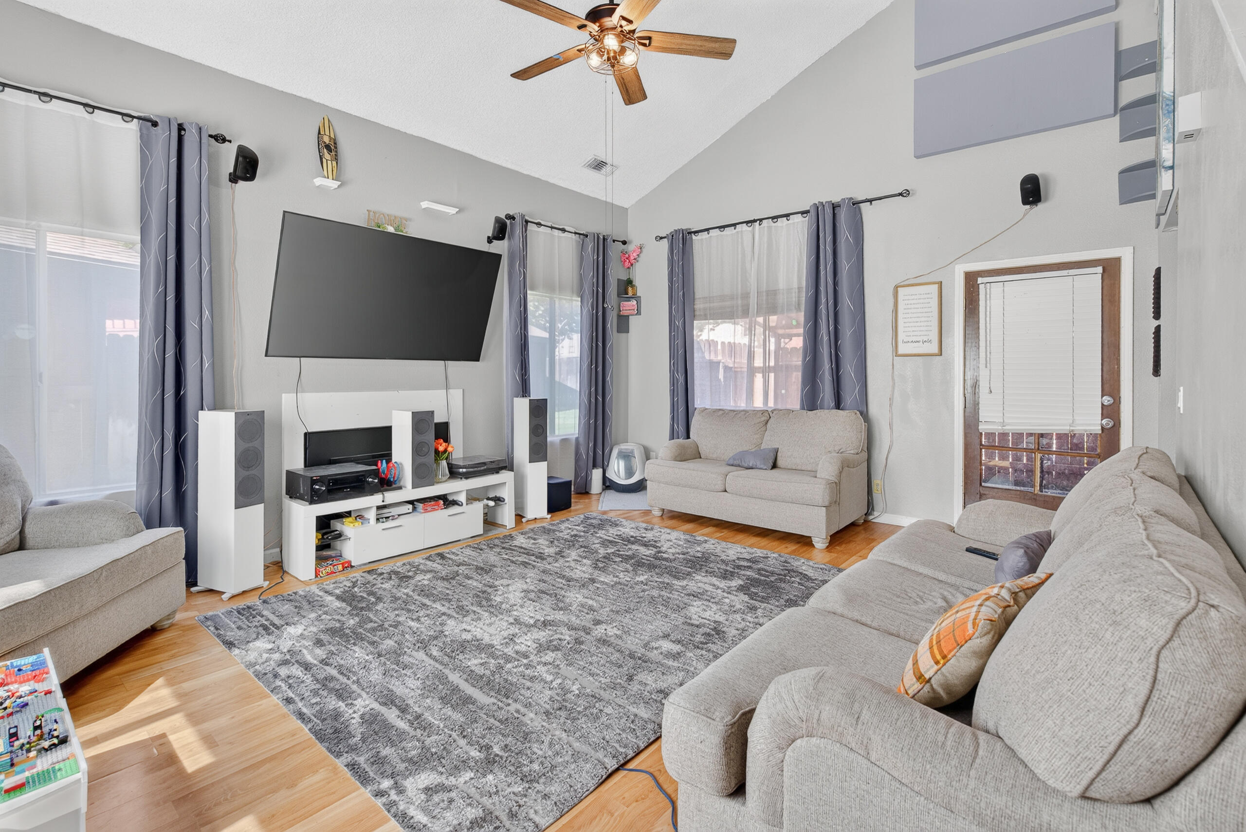 924 E Oakridge Ave, Visalia, CA 93292