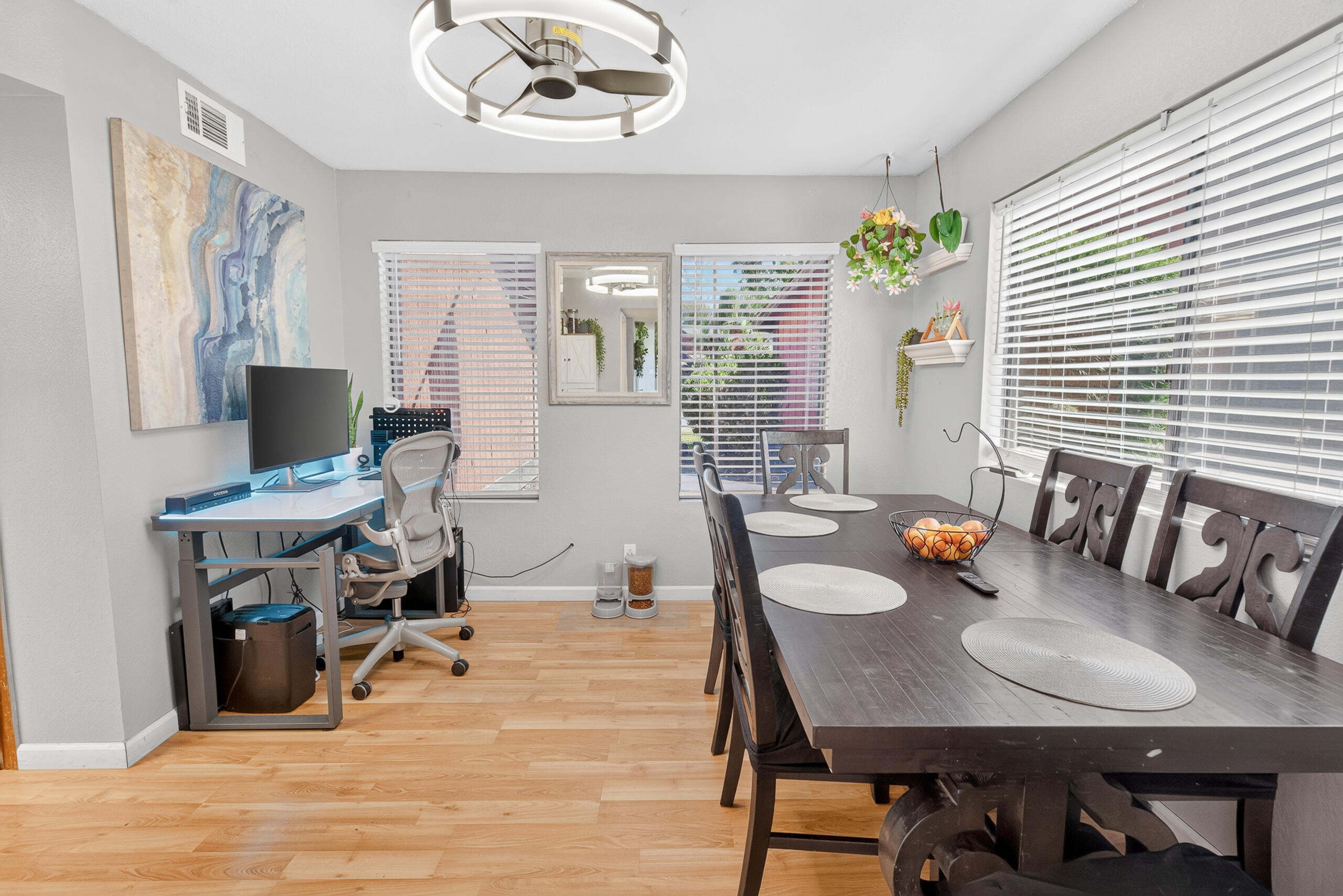 924 E Oakridge Ave, Visalia, CA 93292