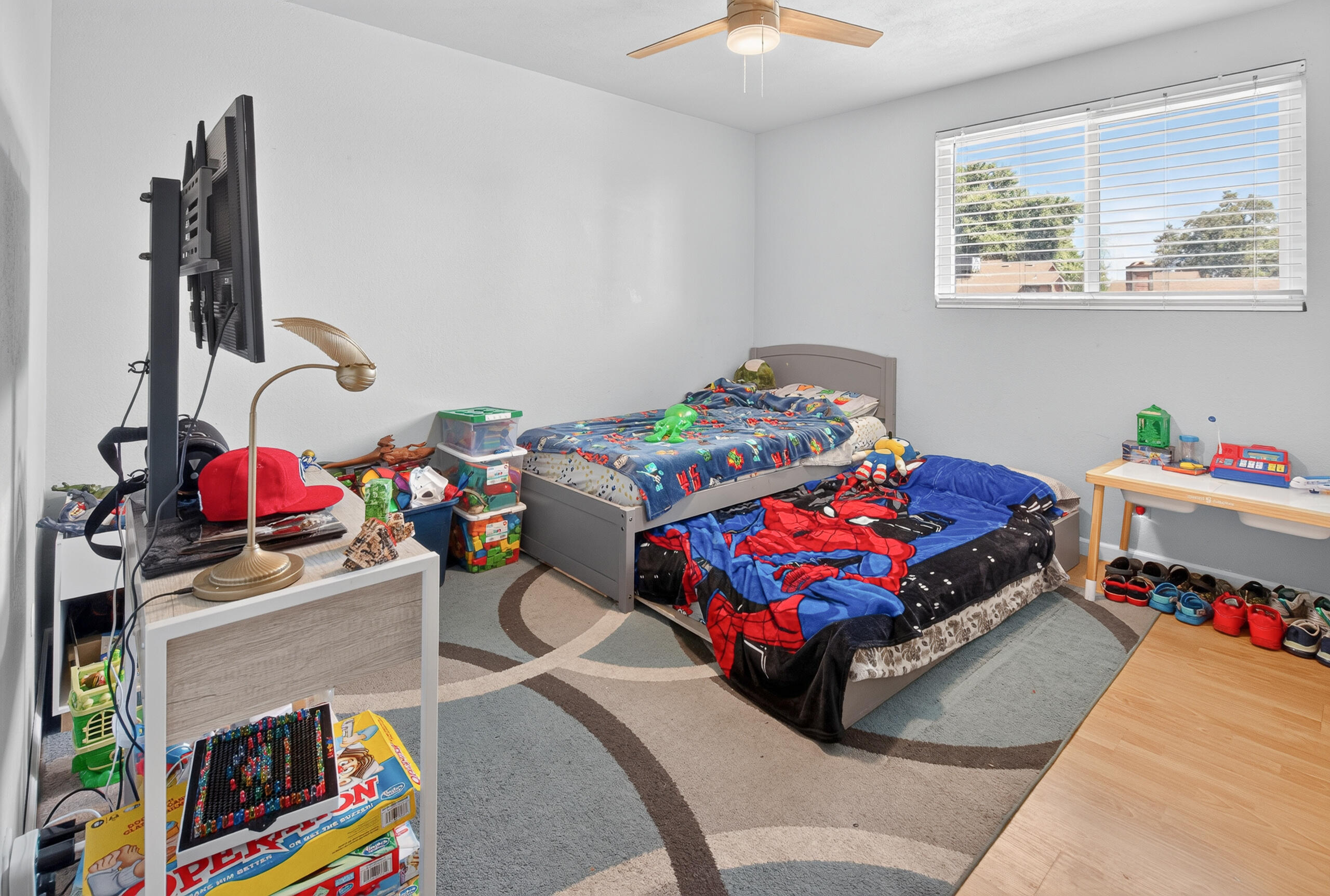 924 E Oakridge Ave, Visalia, CA 93292