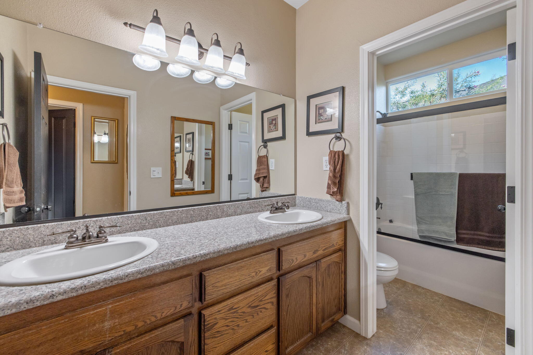 517 Yokut Ct, Woodlake, CA 93286