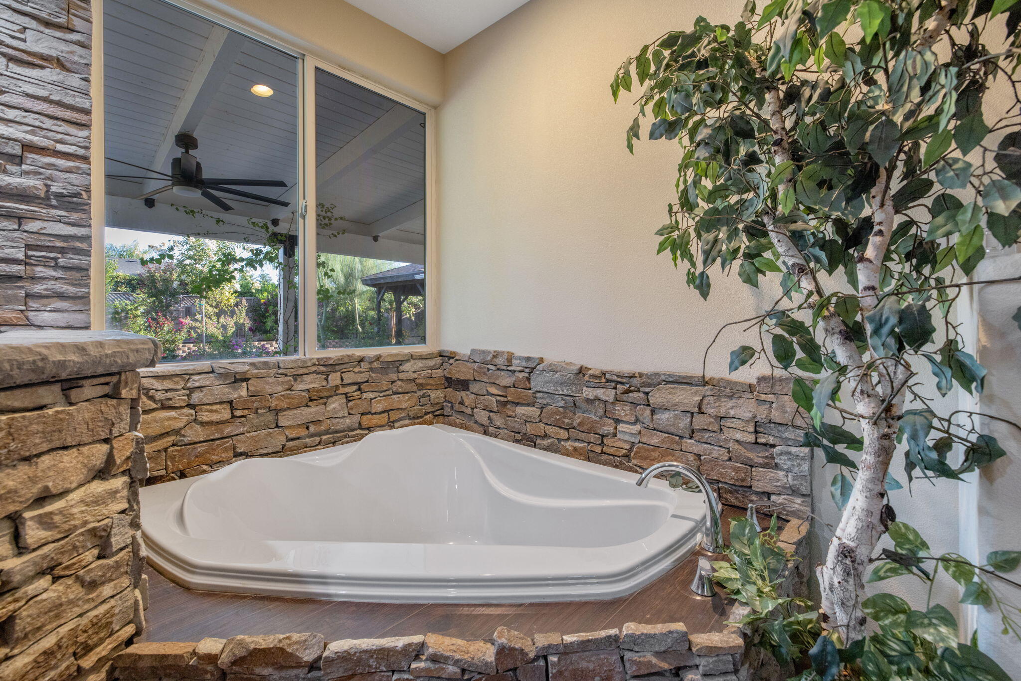 517 Yokut Ct, Woodlake, CA 93286
